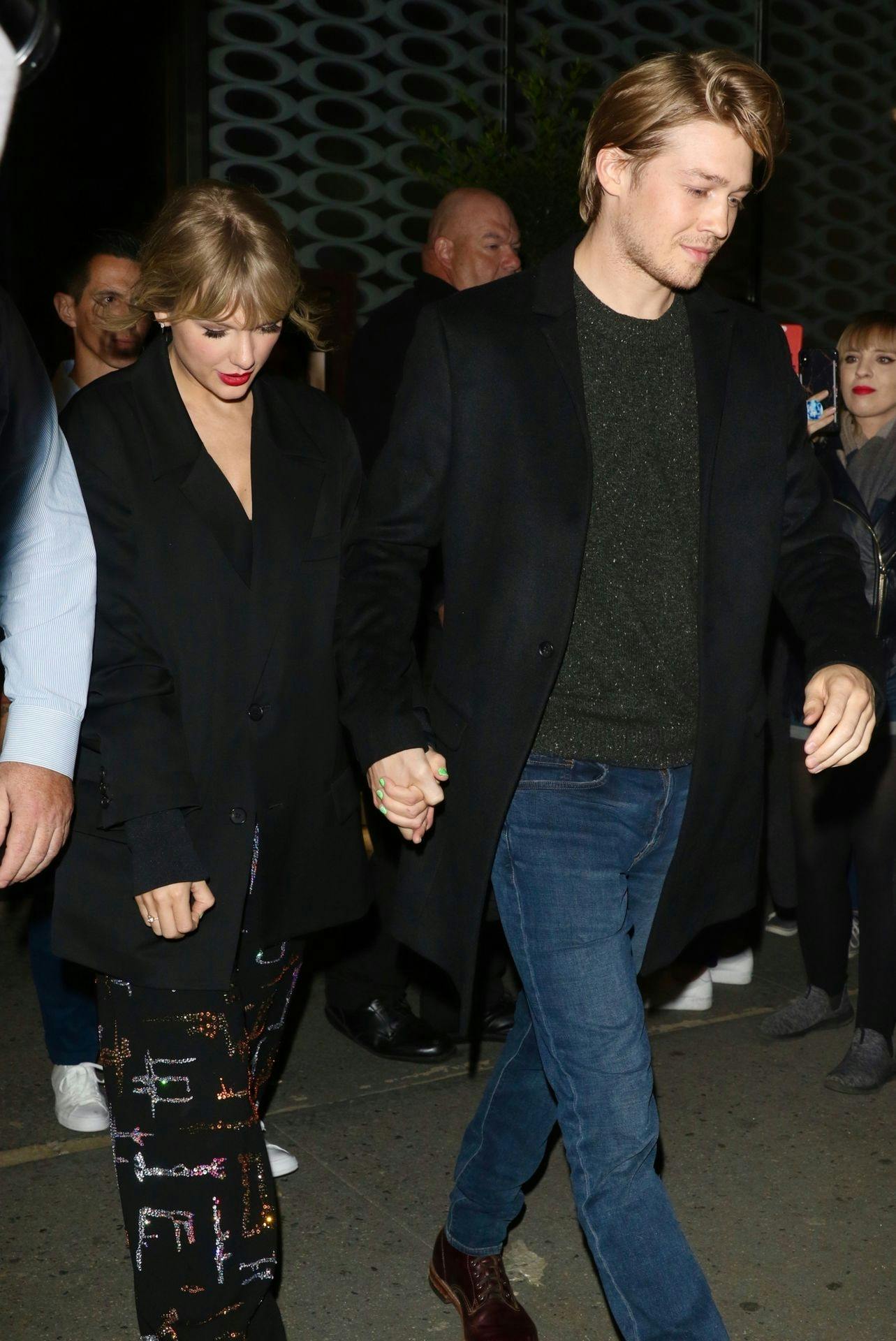 Joe Alwyn og Taylor Swift er nu fortid efter seks års forhold, skriver de amerikanske medier.