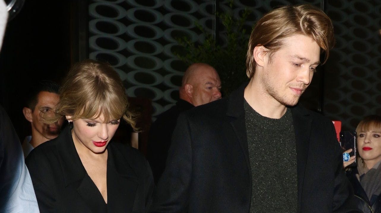 Joe Alwyn og Taylor Swift er nu fortid efter seks års forhold, skriver de amerikanske medier.