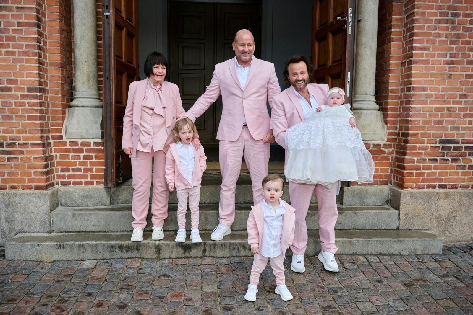 Familien har været en stor støtte for Dennis. Her ses han sammen med sin mor Mona og bror Dion til Auroras barnedåb efter Naomis død. 