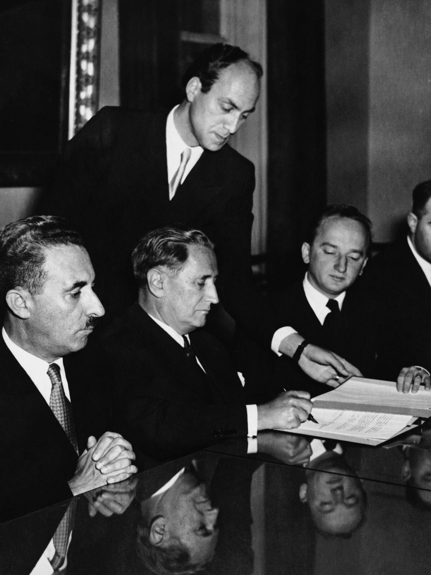 En ung Benjamin Ferencz (th) på arbejde i 1952.