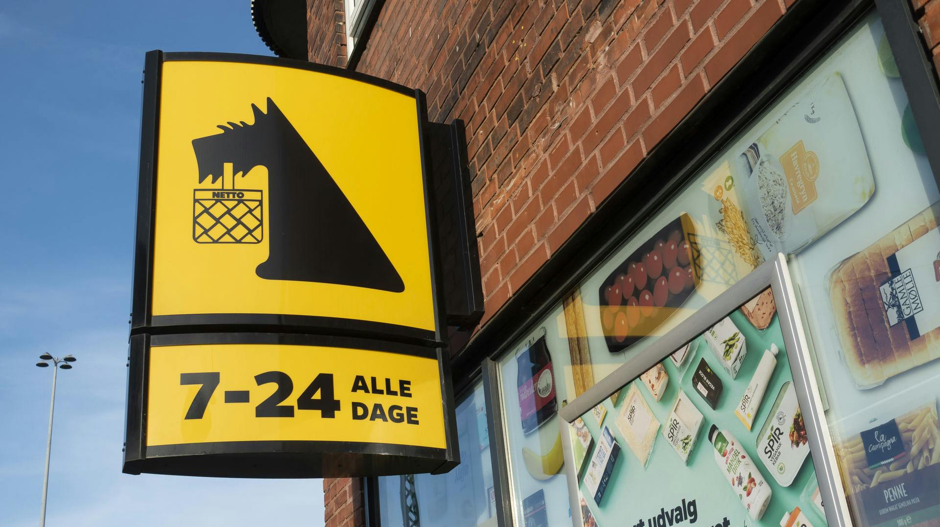 En 16-årig dreng kom slemt til skade, da han søndag passede sit arbejde i Netto i Nexø på Bornholm.