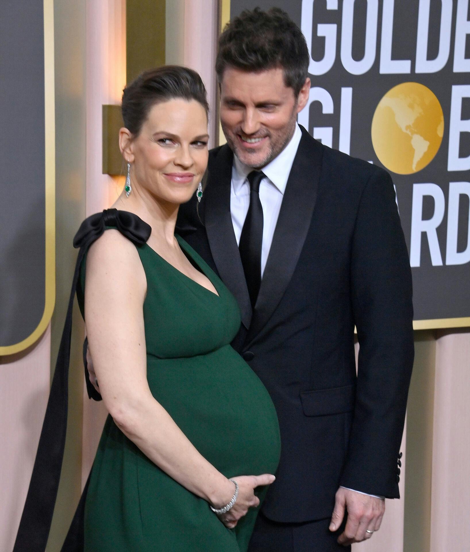 Hilary Swank og Philip Schneider under Golden Globe i januar 2023. Her viste hun stolt maven frem.

