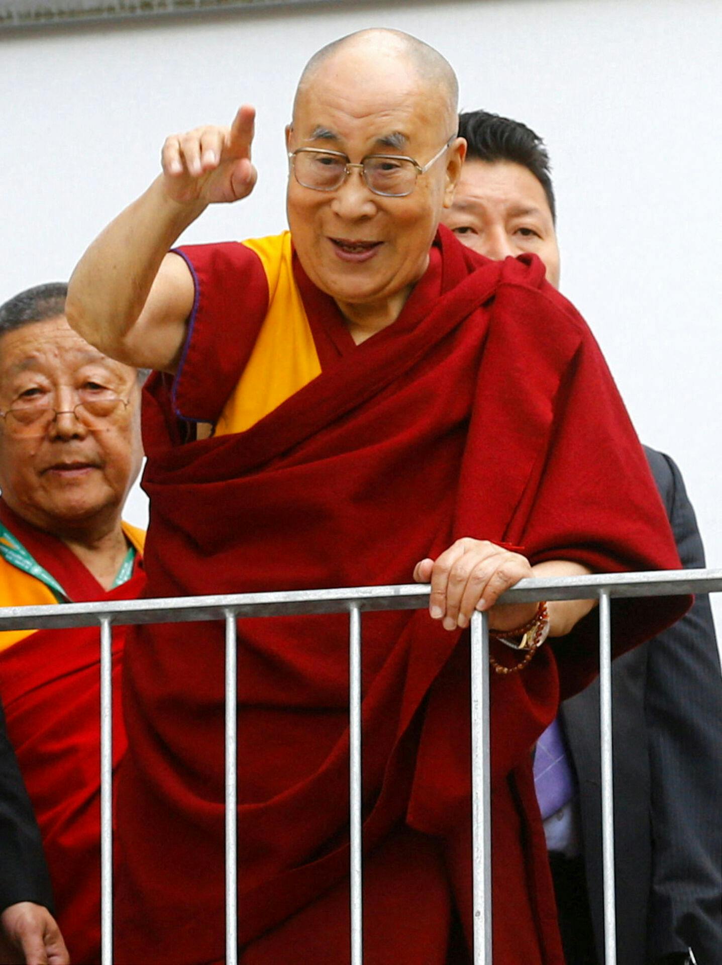 Dalai Lama undskylder nu sit tungekys med en lille dreng.&nbsp;