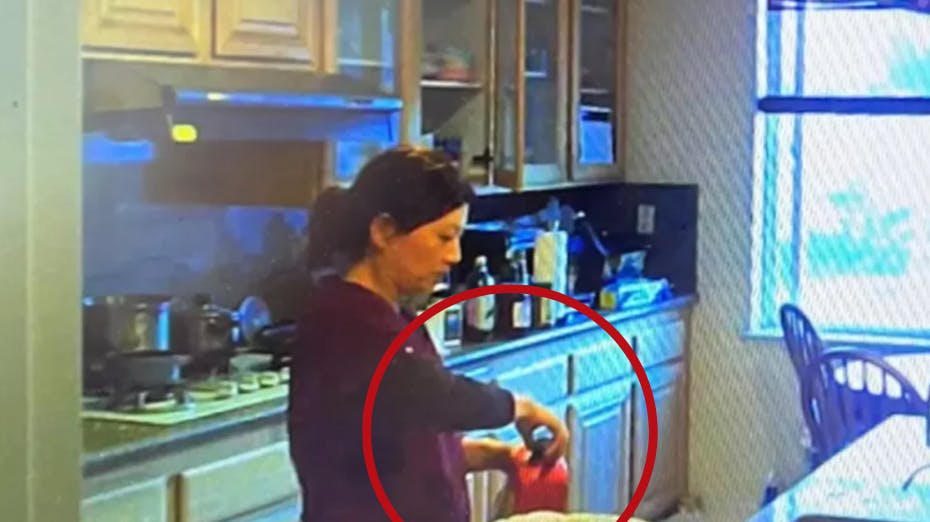 En kvinde er blevet fældet: Dette billede viser øjeblikket, hvor hun forgifter sin mands te. 