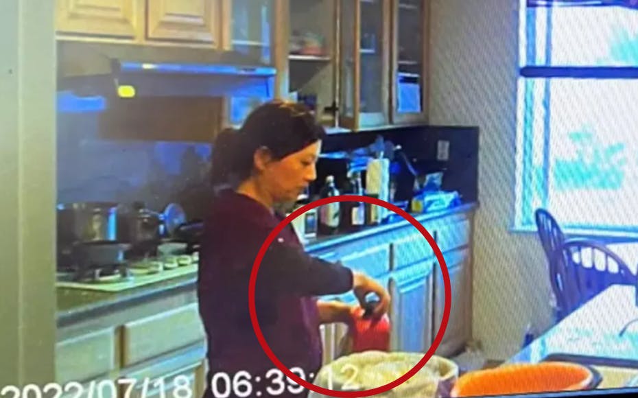 En kvinde er blevet fældet: Dette billede viser øjeblikket, hvor hun forgifter sin mands te. 