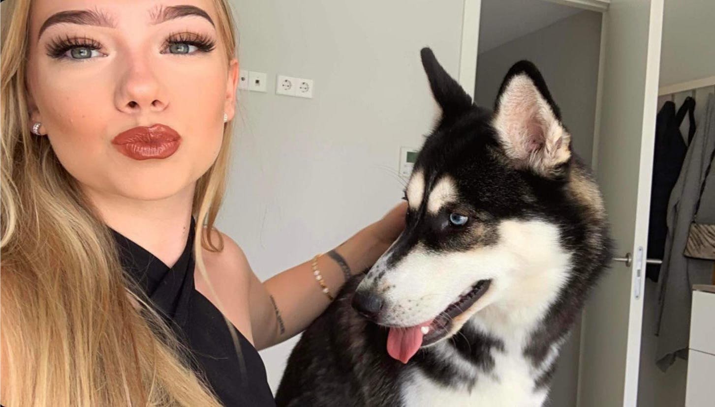 Kayla har fået en hund, efter hun er flyttetn hjem fra Spanien. 