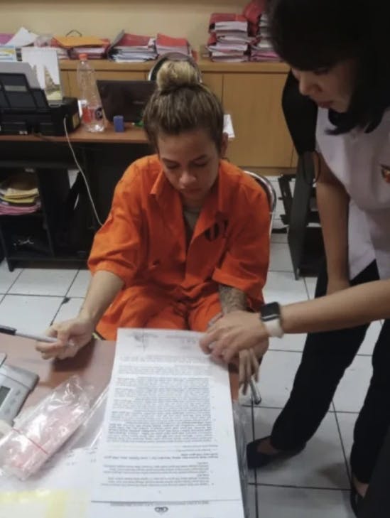 Den 19-årige kvinde blev anholdt 1. januar med tre kilo kokain i sin kuffert.
