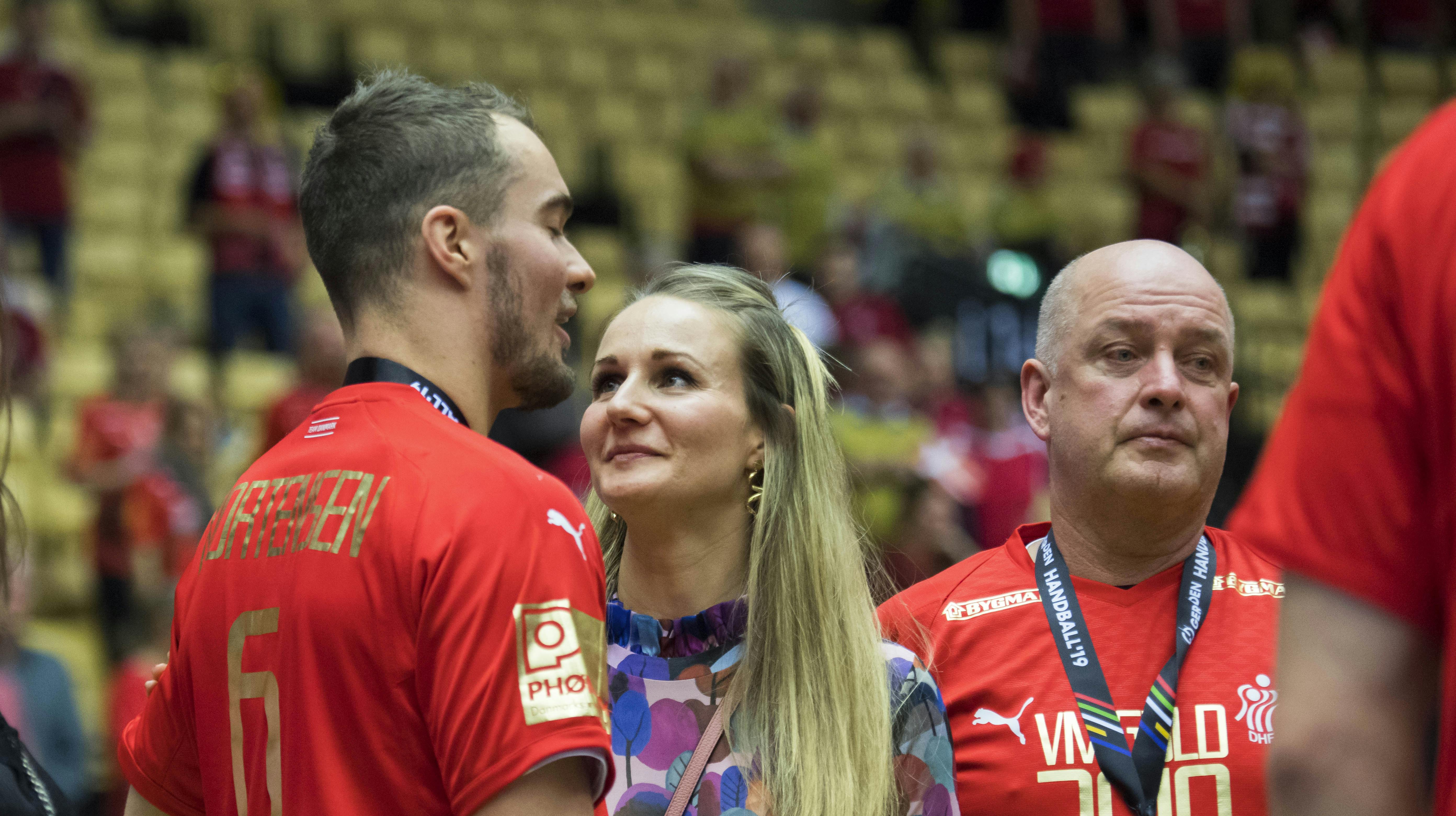 Casper U. Mortensen og Stine Bjerre Mortensen blev forældre til sønnen Carlo sidste år. Og det stærke bånd mellem Casper og Carlo har mindet Stine Bjerre om, hvad hun faldt for ved håndboldspilleren.
