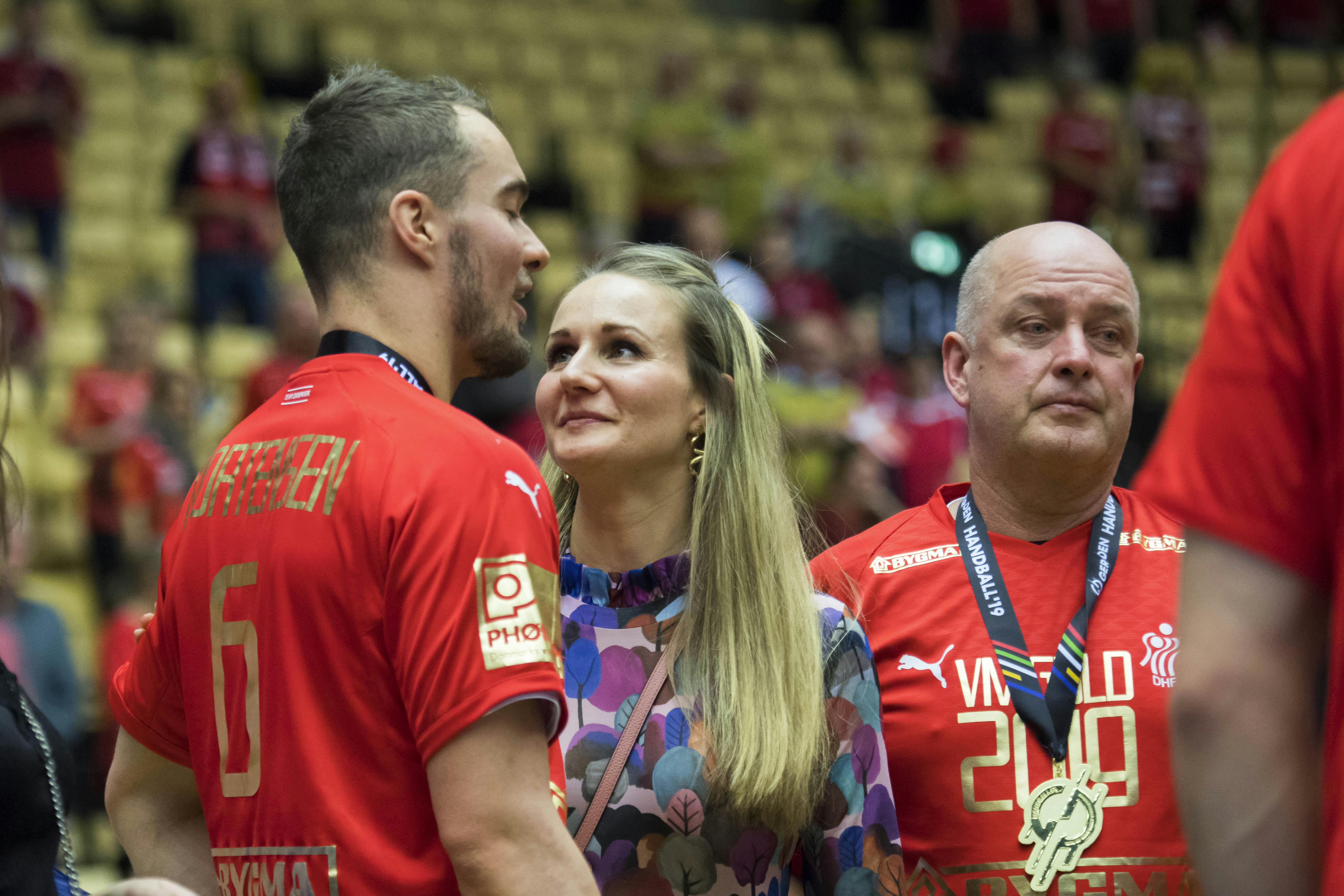 Casper U. Mortensen og Stine Bjerre Mortensen blev forældre til sønnen Carlo sidste år. Og det stærke bånd mellem Casper og Carlo har mindet Stine Bjerre om, hvad hun faldt for ved håndboldspilleren.