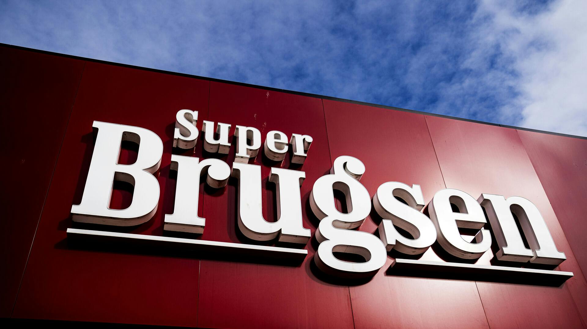 En mand fik sig noget af en handletur i SuperBrugsen i Struer lørdag, da han blev efterladt i butikken, der lukkede klokken 19.00, mens han stadig var inde i den. 