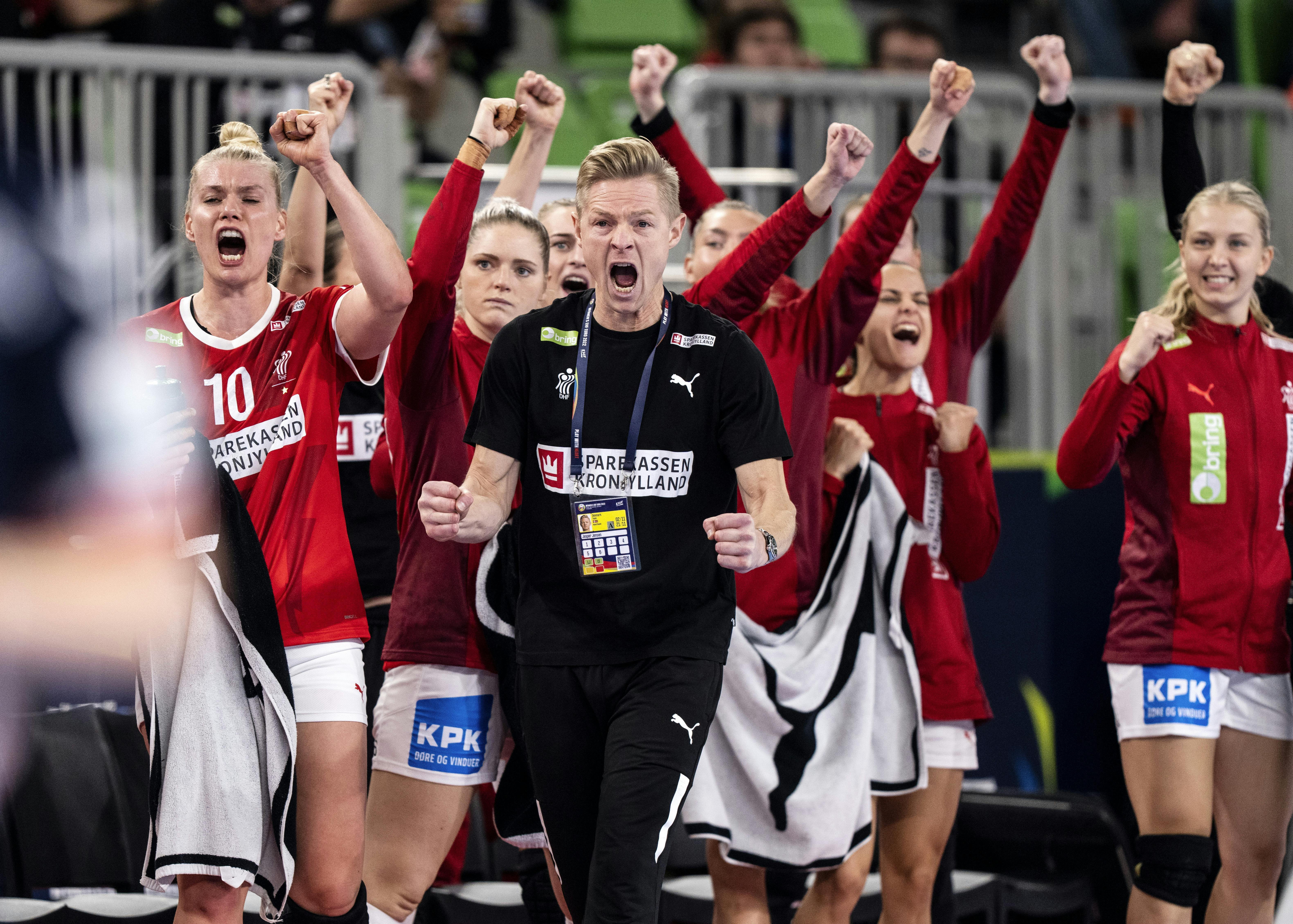 Lad os håbe, at Jesper Jensen og de danske håndboldkvinder kan juble over en sejr, når der tirsdag aften bliver slået tilskuerrekord i Royal Arena.