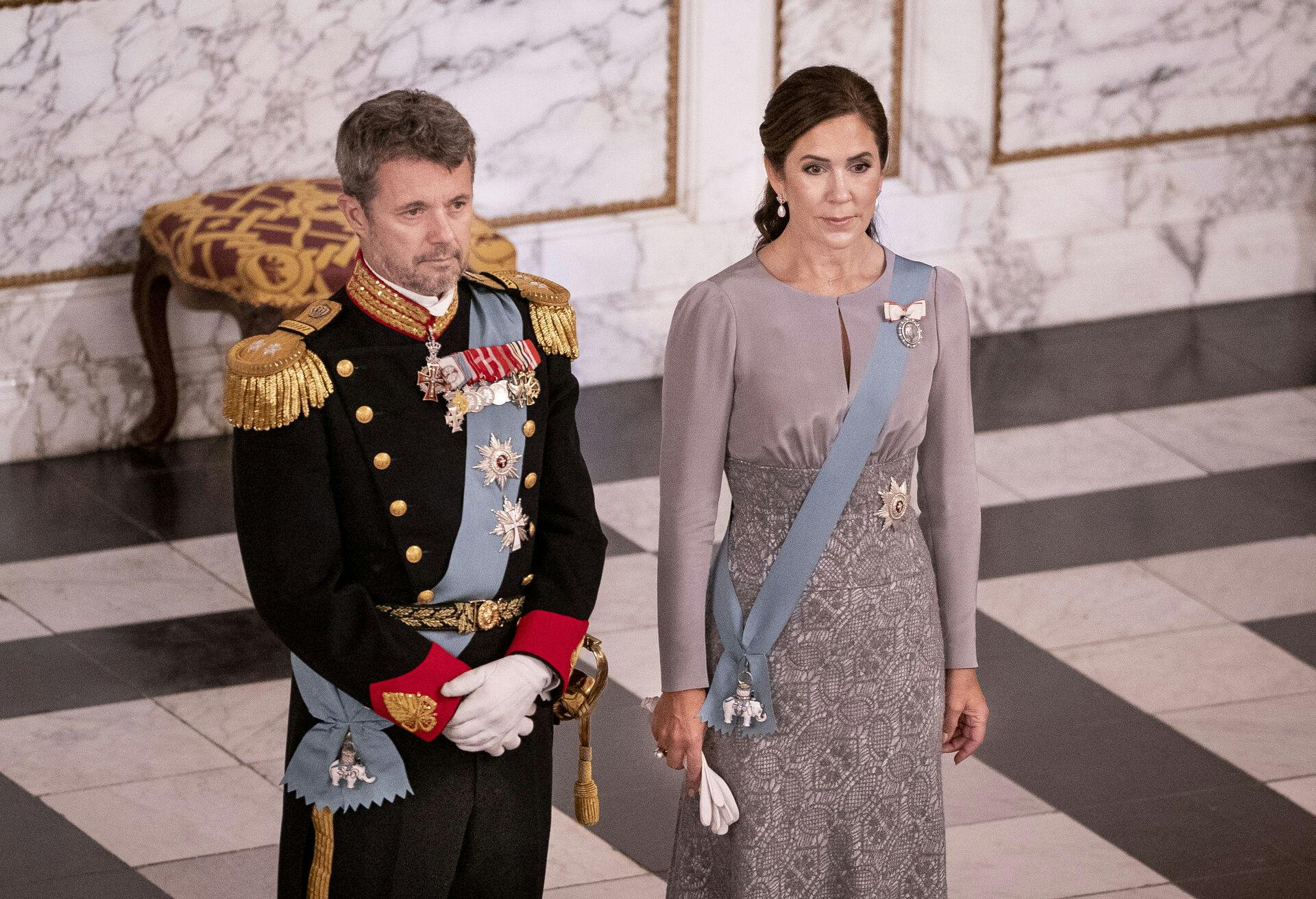 Kronprins Frederik og kronprinsesse Mary deltager i kroningen af kong Charles den 6. maj i Westminster Abbey.