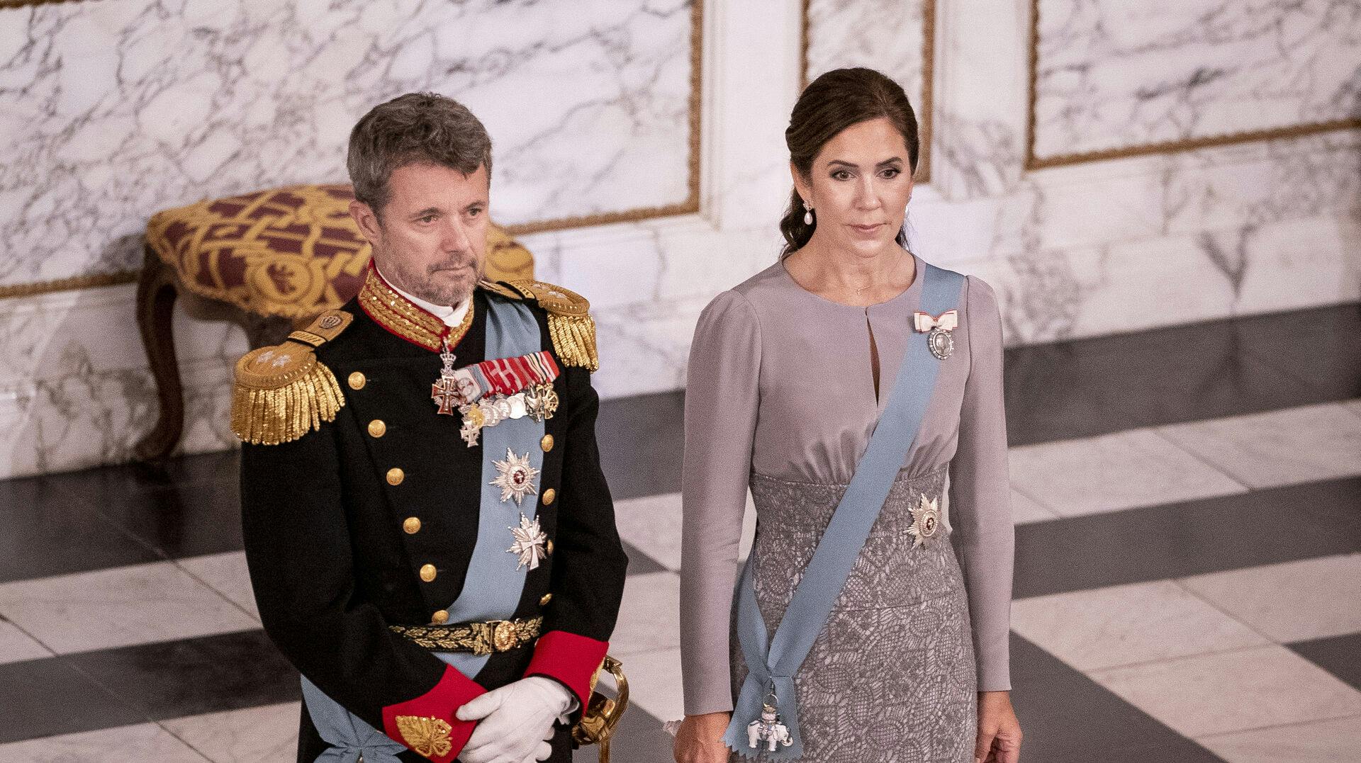 Kronprins Frederik og kronprinsesse Mary deltager i kroningen af kong Charles den 6. maj i Westminster Abbey.
