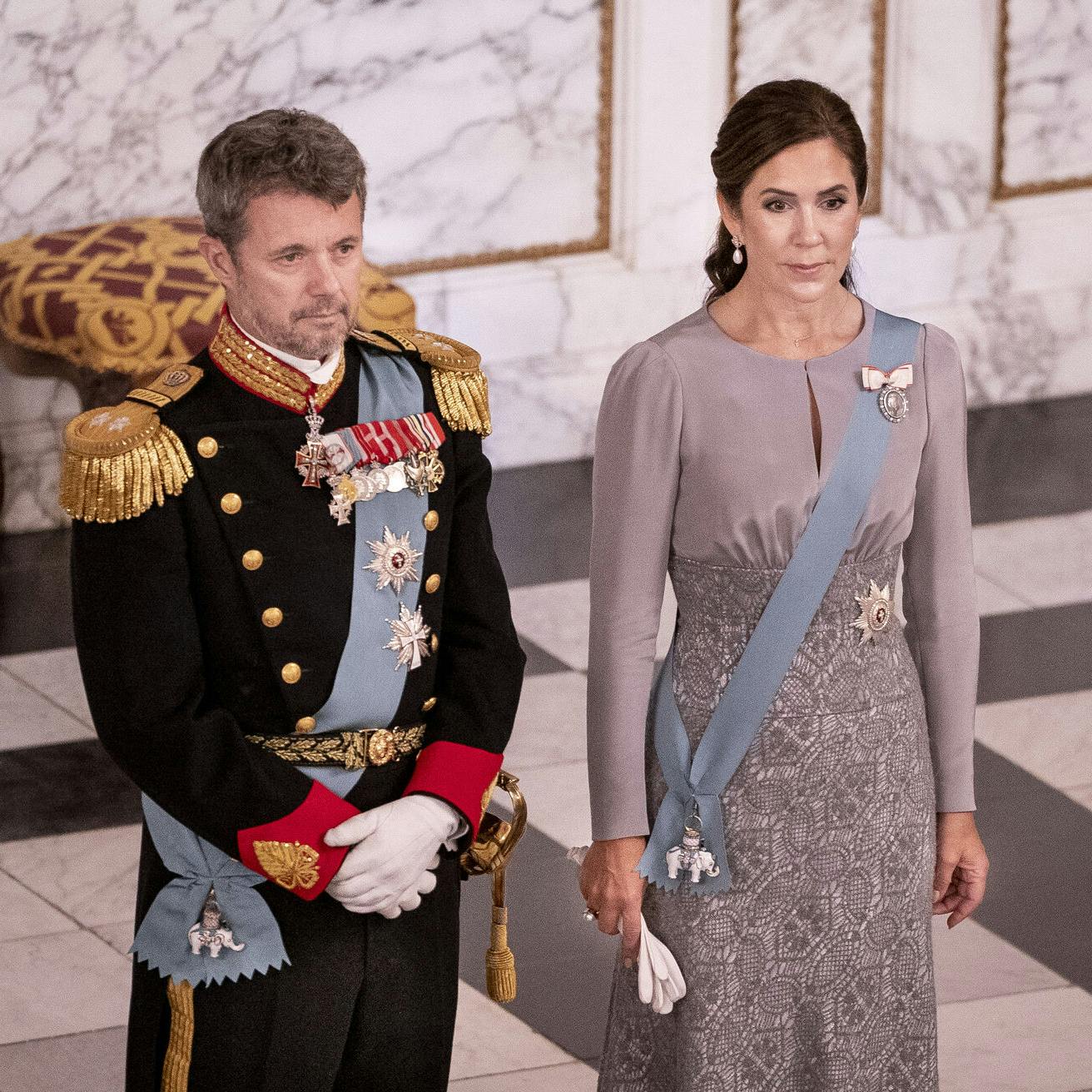 Kronprins Frederik og kronprinsesse Mary deltager i kroningen af kong Charles den 6. maj i Westminster Abbey.