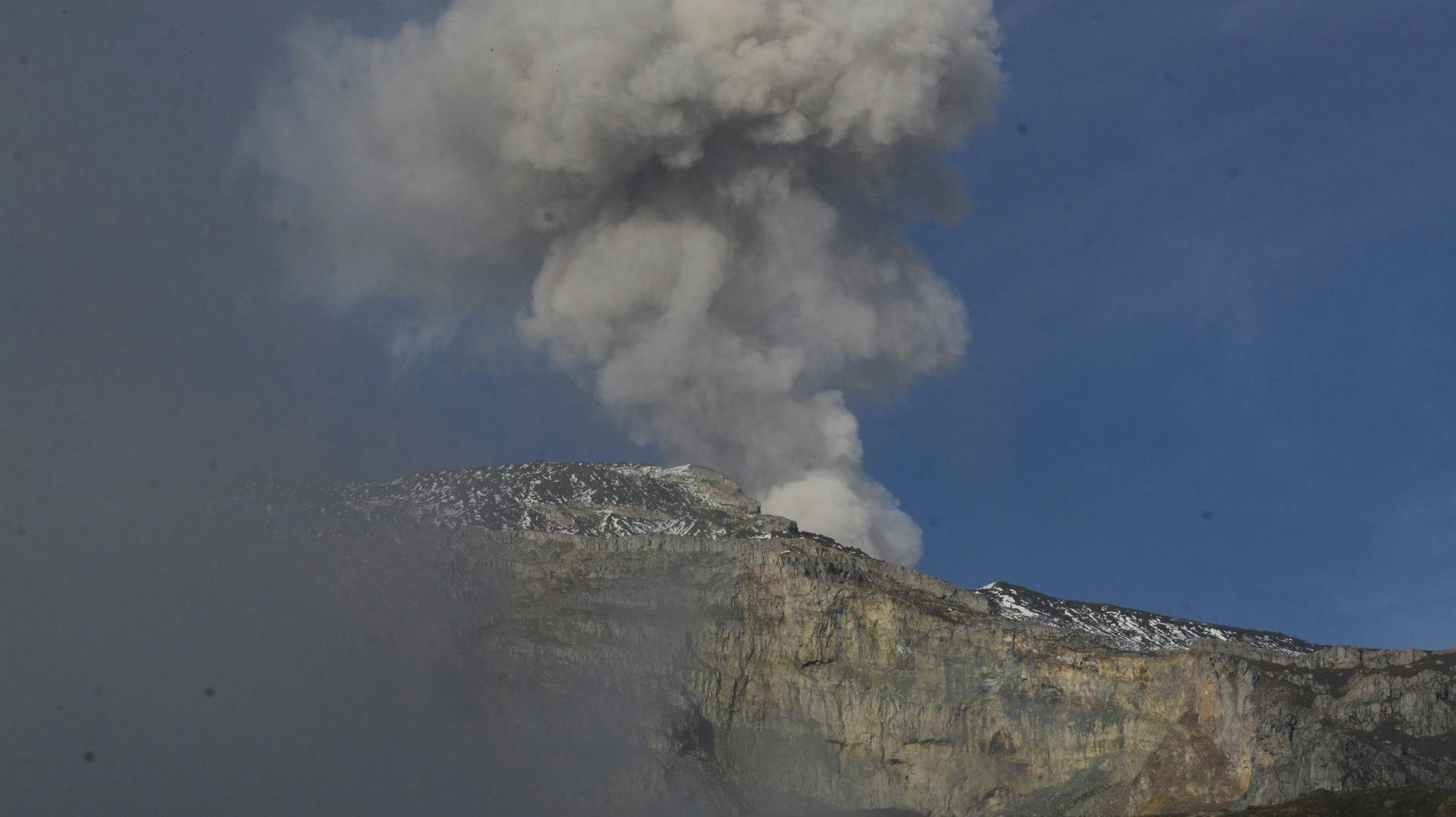 Nevado del Ruiz-vulkanenfotograferet 7. april, hvor der (igen) steg røg og aske til vejrs.