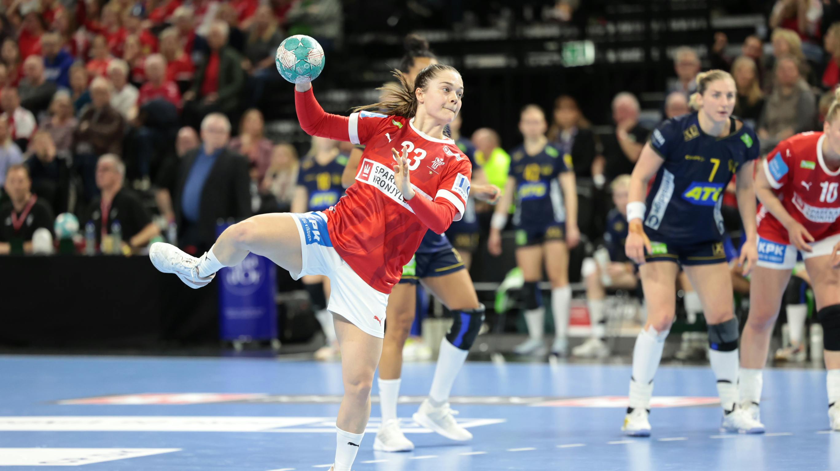 Danmark går til pause i landskampen mod Sverige med en føring på 18-17.