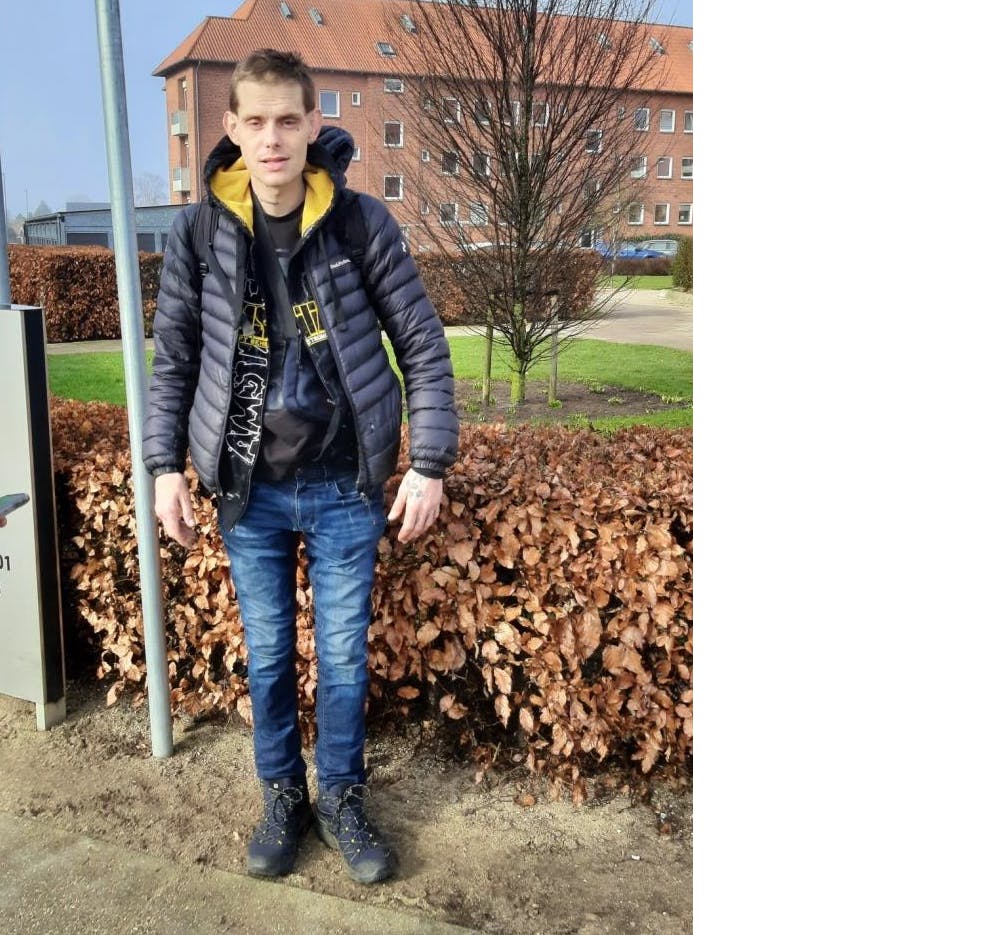 Flemming Emil&nbsp;har blå øjne, lys i huden og har lyst hår, og han har tidligere opholdt sig i flere forskellige østjyske byer.