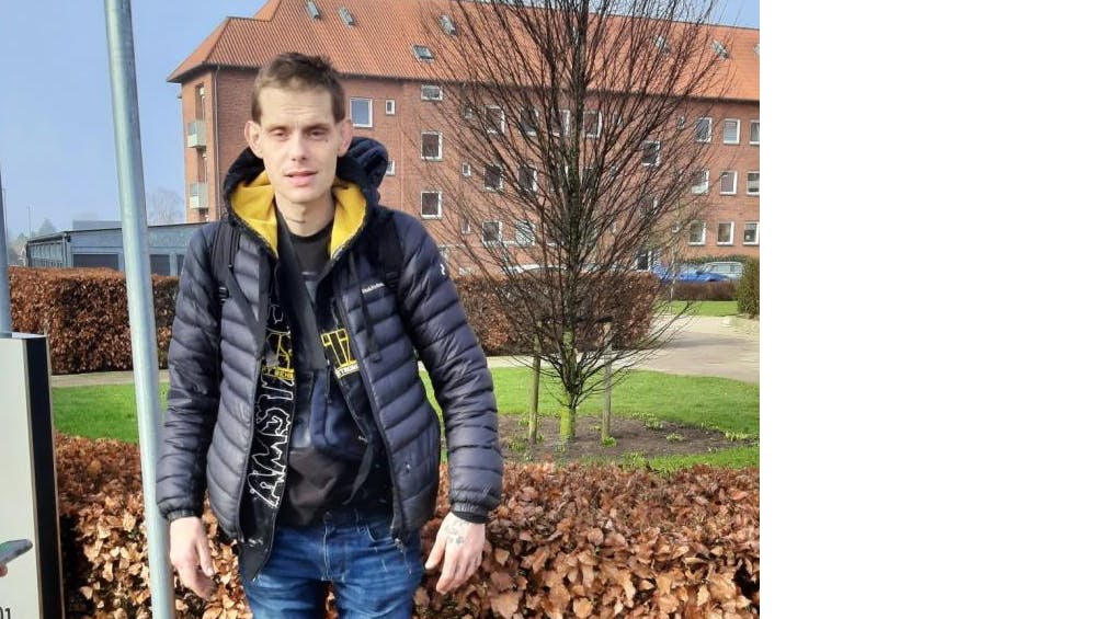 Flemming Emil har blå øjne, lys i huden og har lyst hår, og han har tidligere opholdt sig i flere forskellige østjyske byer.