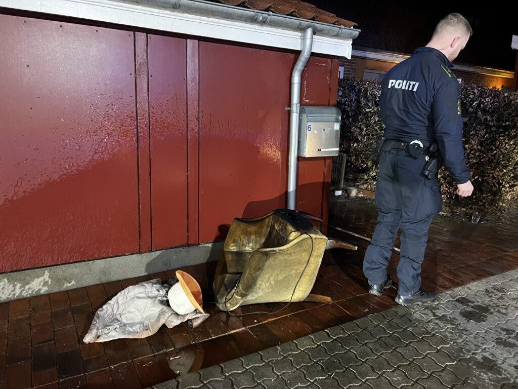 Branden forårsagede blandt andet skader på en lænestol. 
