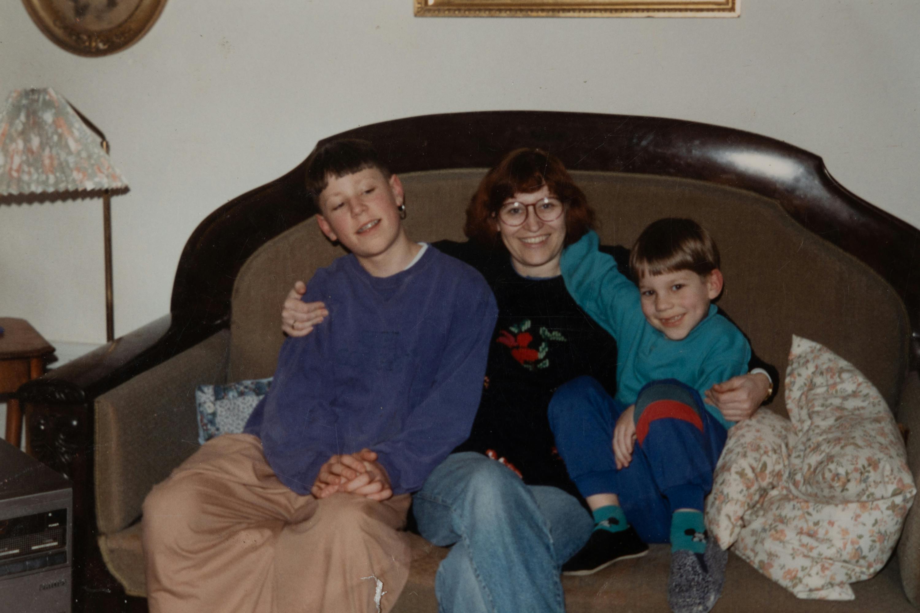 Sidney ude til venstre med sin mor Bente og lillebror Troels
