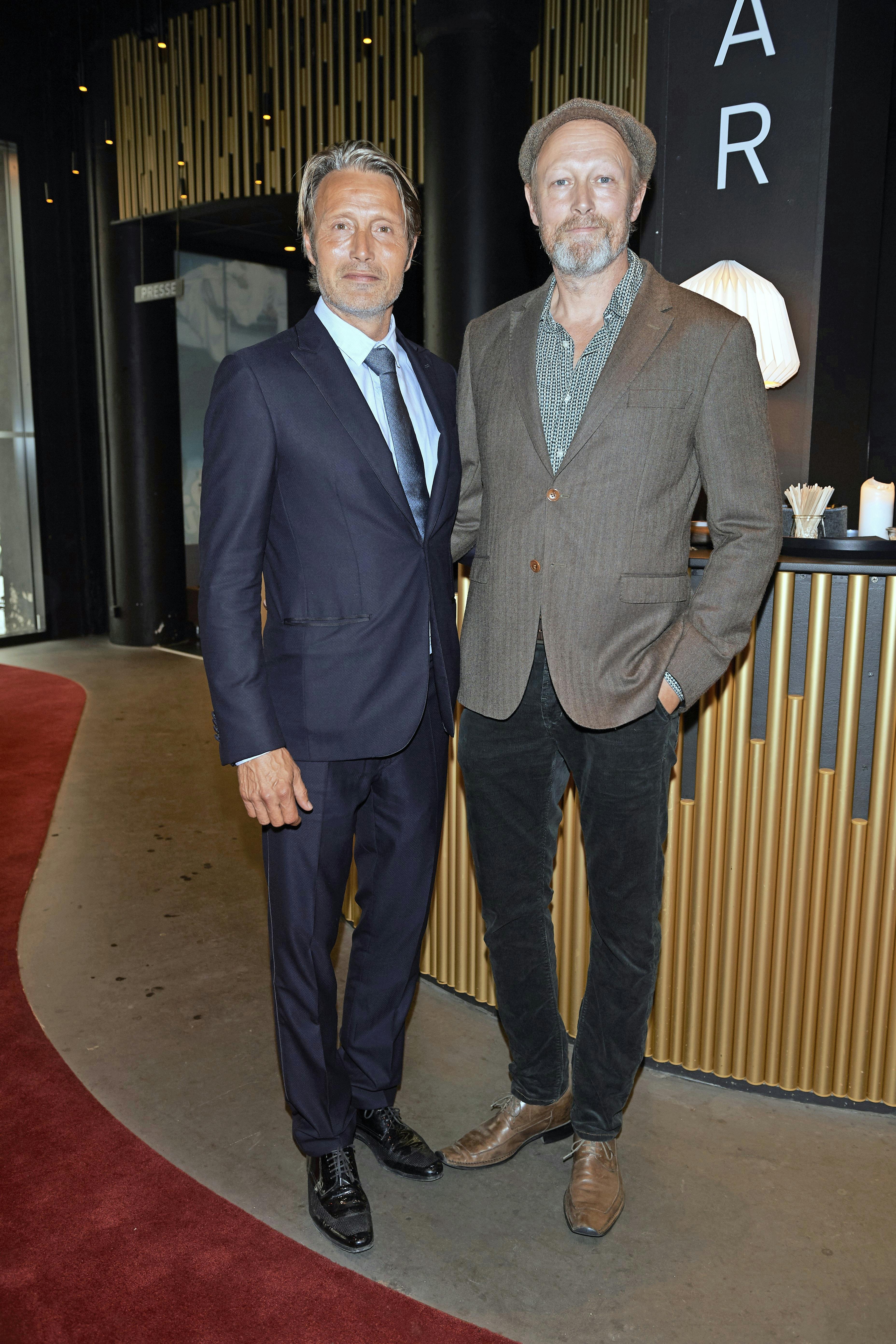 Mads og Lars Mikkelsen er begge blevet succesfulde skuespillere. Mads har tjent styrtende på reklamer, mens Lars bevidst har afholdt sig fra netop dét. 