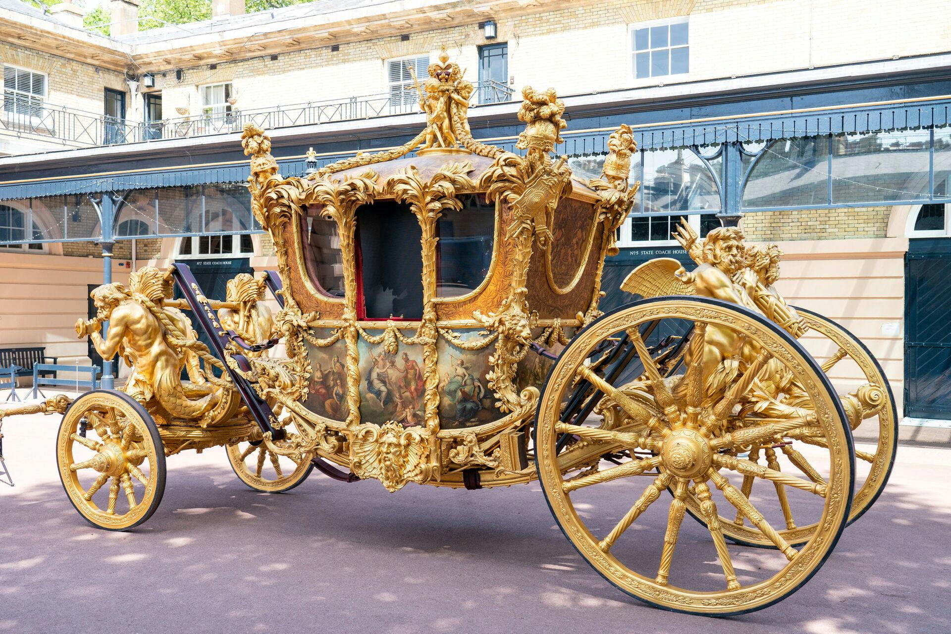 Flot ser den ud, men komfortabel er ikke et ord, der beskriver den guldkaret, som skal køre kong Charles og dronning Camilla fra kroningen til Buckingham Palace 6. maj.