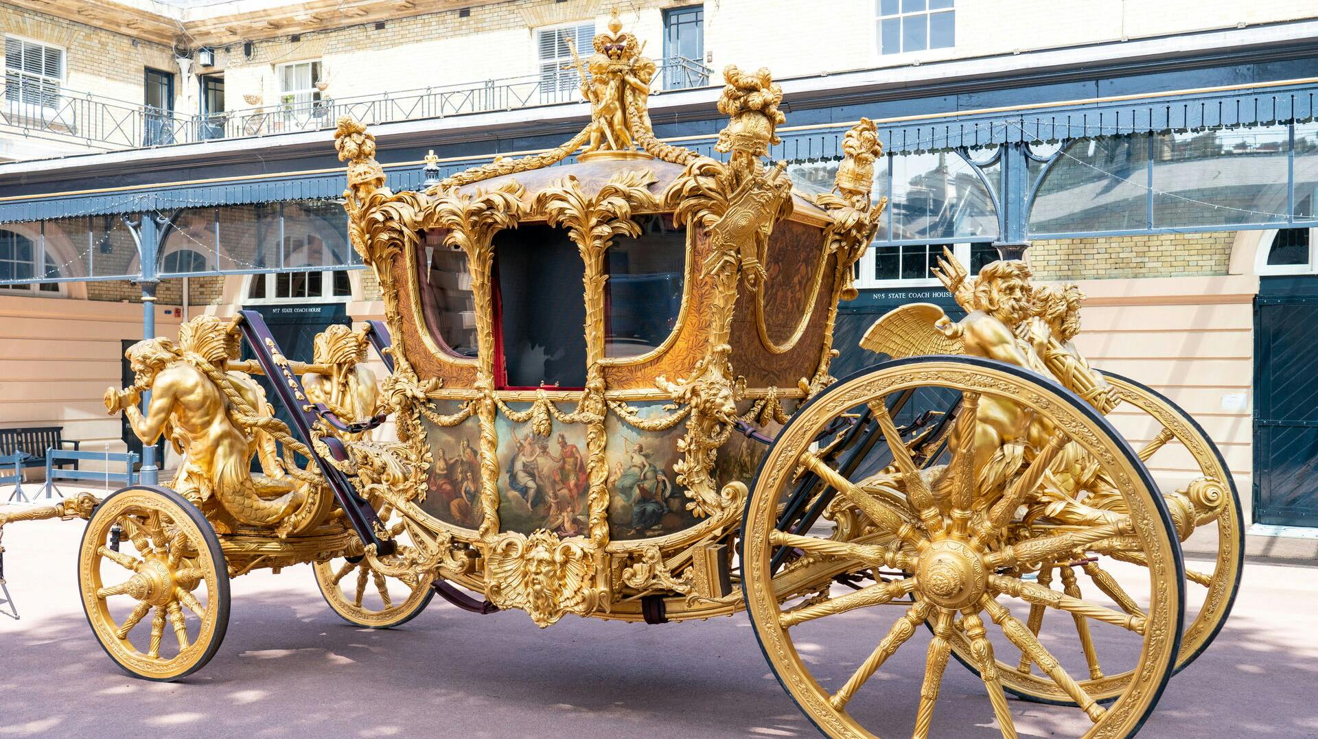 Flot ser den ud, men komfortabel er ikke et ord, der beskriver den guldkaret, som skal køre kong Charles og dronning Camilla fra kroningen til Buckingham Palace 6. maj.