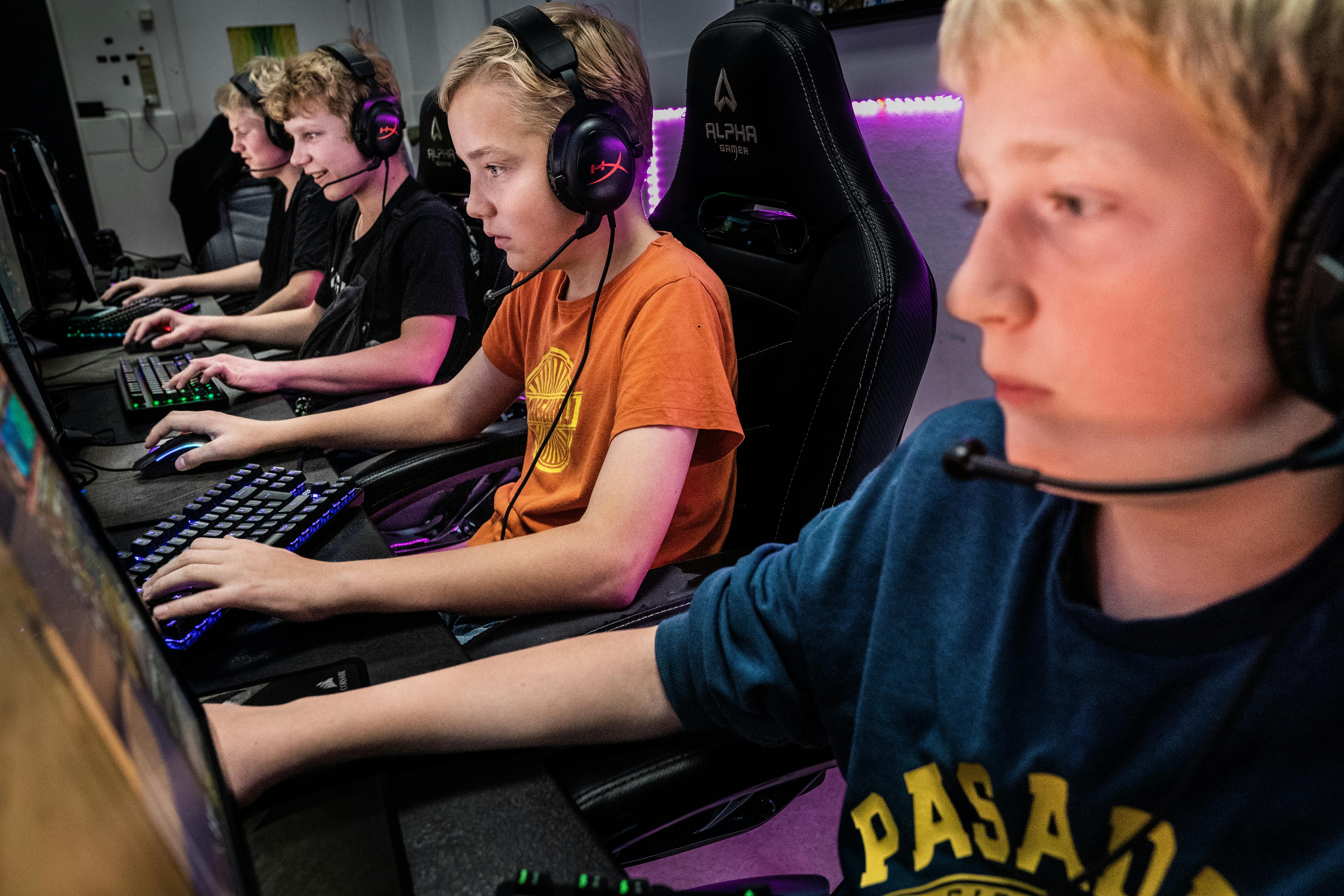 Fra højre Mathias Damsgaard, Emil Lundorf, Sven Skriver og Asbjørn Tofte Nors, der alle går i 7 klasse og er 13 år – de gamer sammen i e-sportslokalet på Vesterbro Ungdomsgård (arkivfoto).