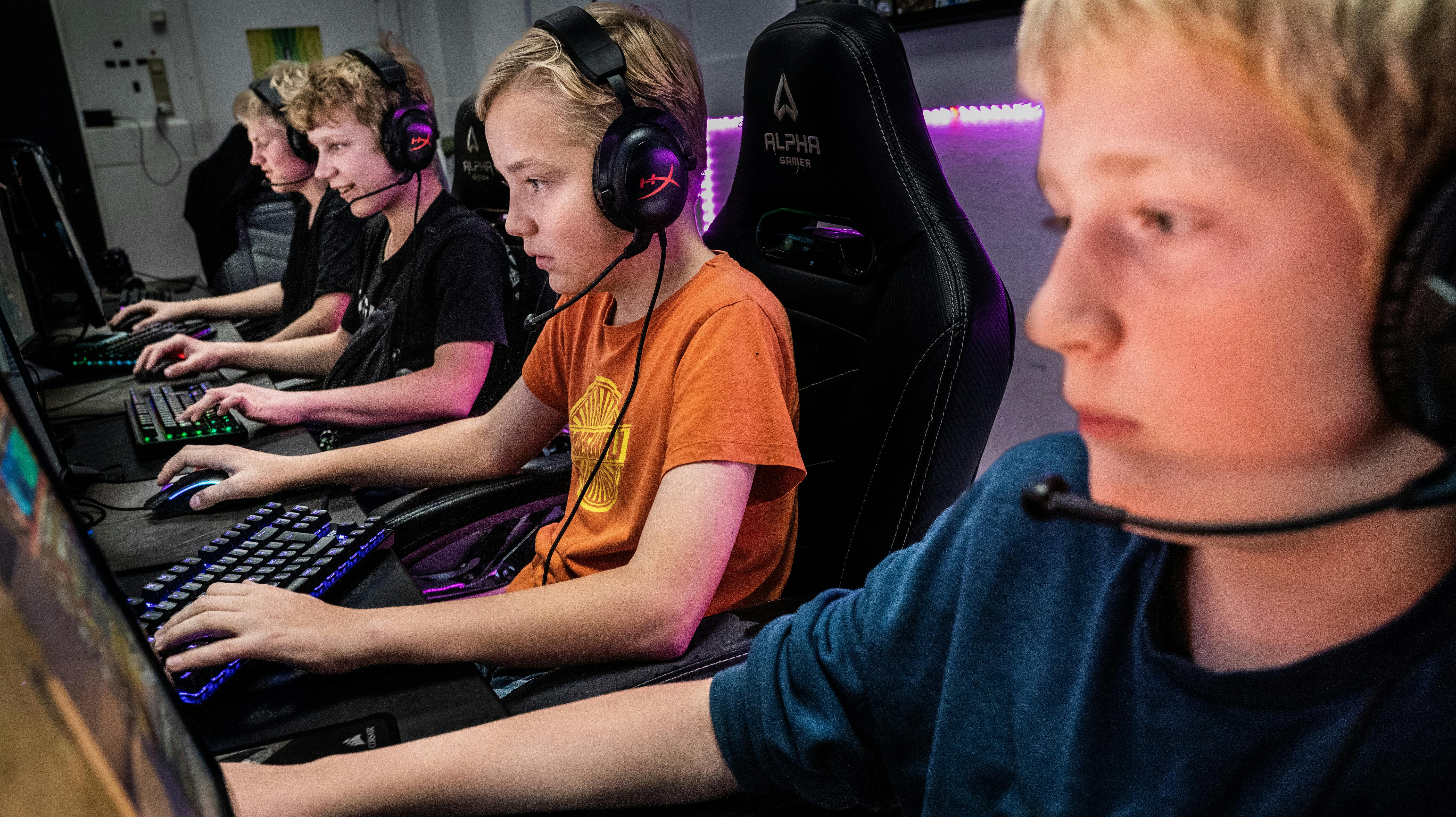 Fra højre Mathias Damsgaard, Emil Lundorf, Sven Skriver og Asbjørn Tofte Nors, der alle går i 7 klasse og er 13 år – de gamer sammen i e-sportslokalet på Vesterbro Ungdomsgård (arkivfoto).