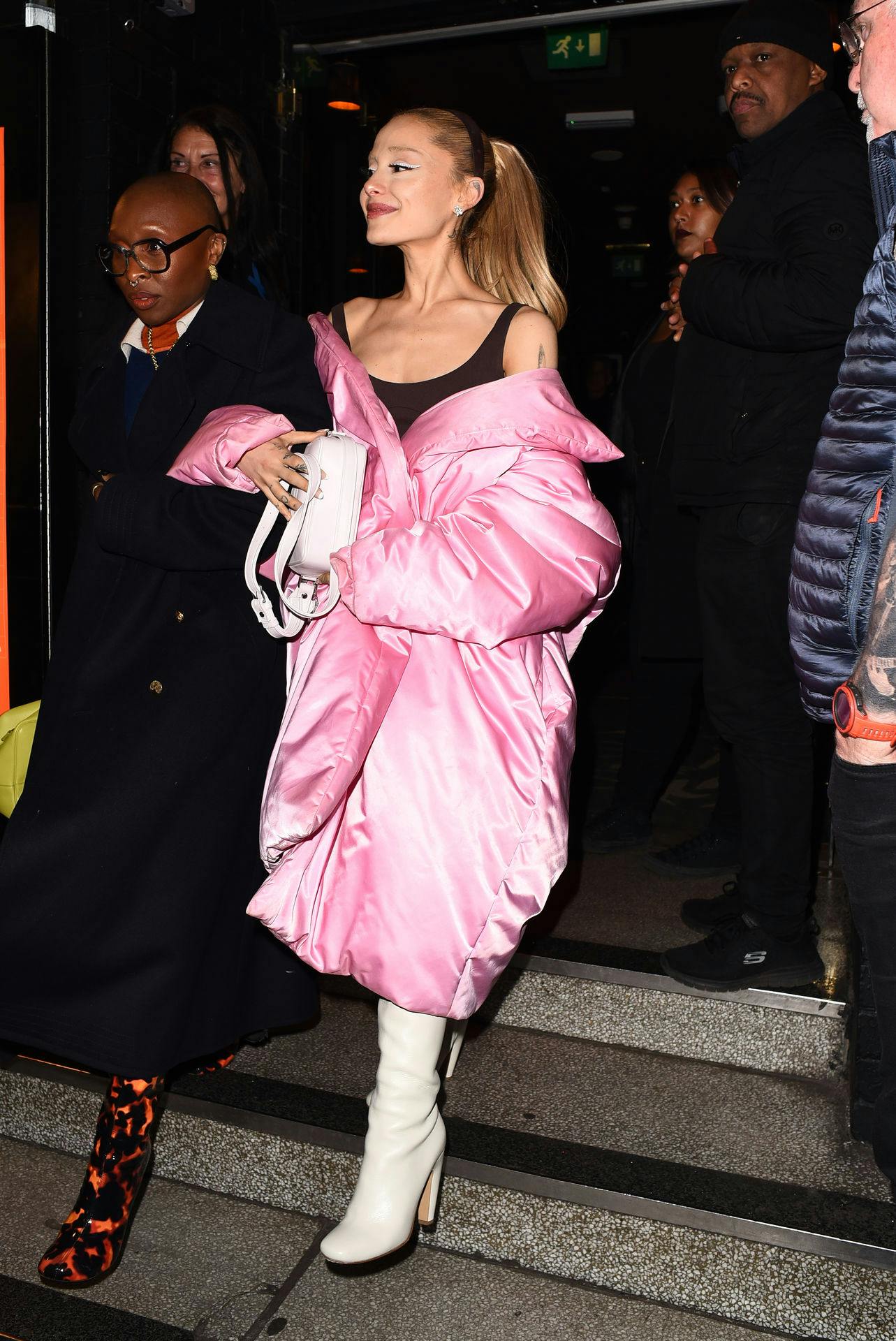 Her ses Ariana Grande til koncerten i London.
