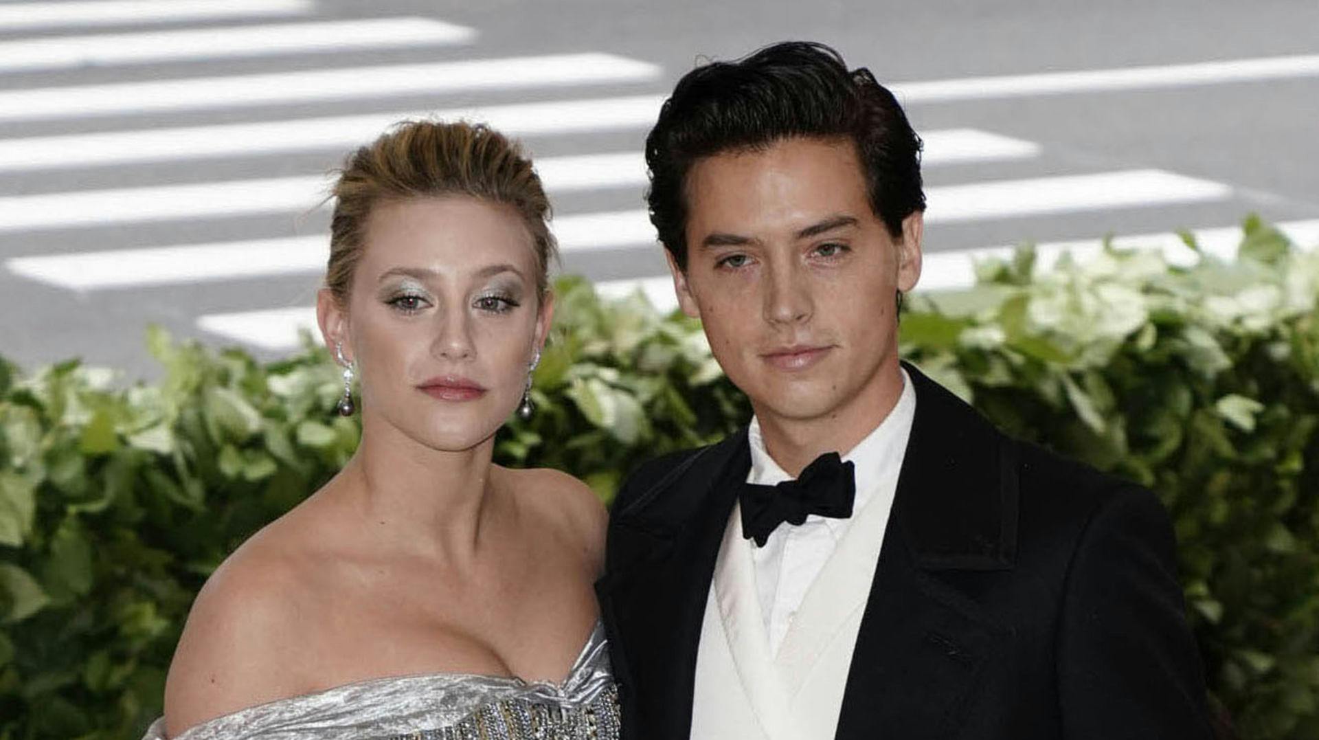Lili Reinhart dannede tidligere par med Cole Sprouse. Nu kysser hun med TikTok-stjerne.