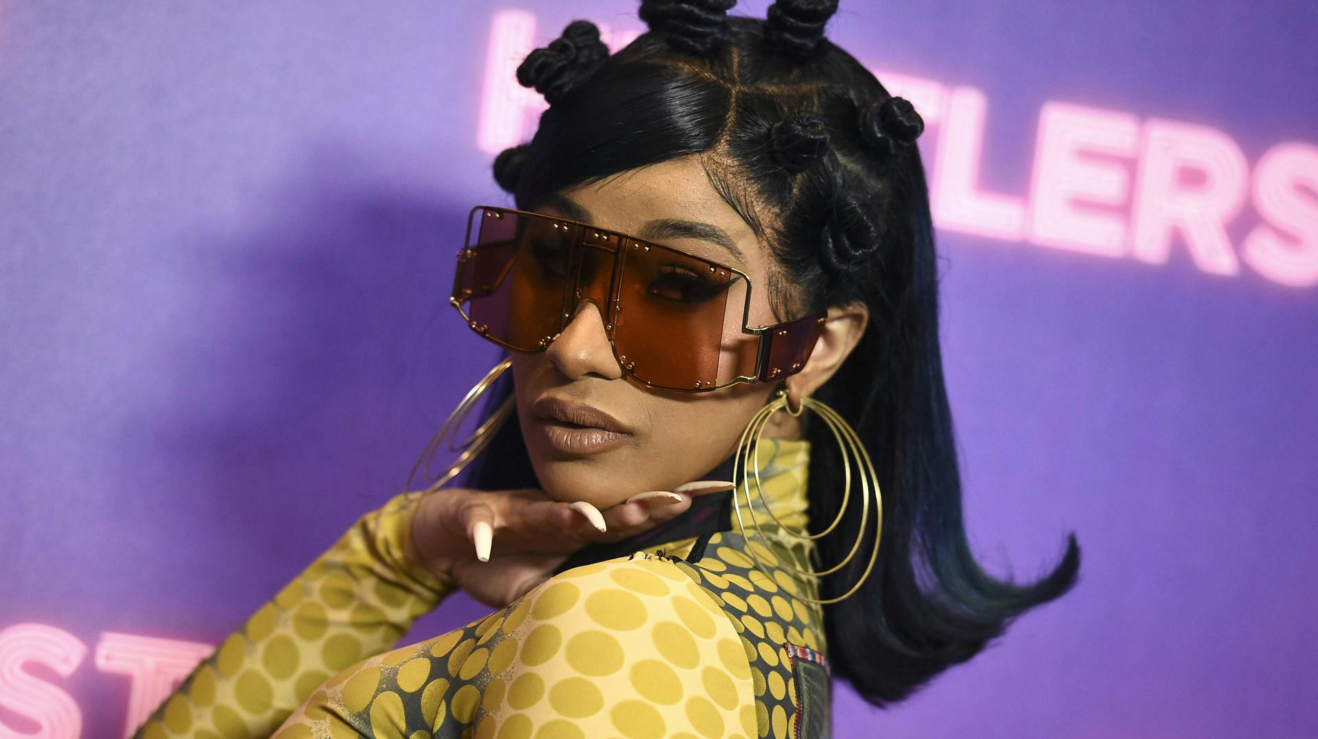 Cardi B sender en sviner afsted mod Dalai Lama.