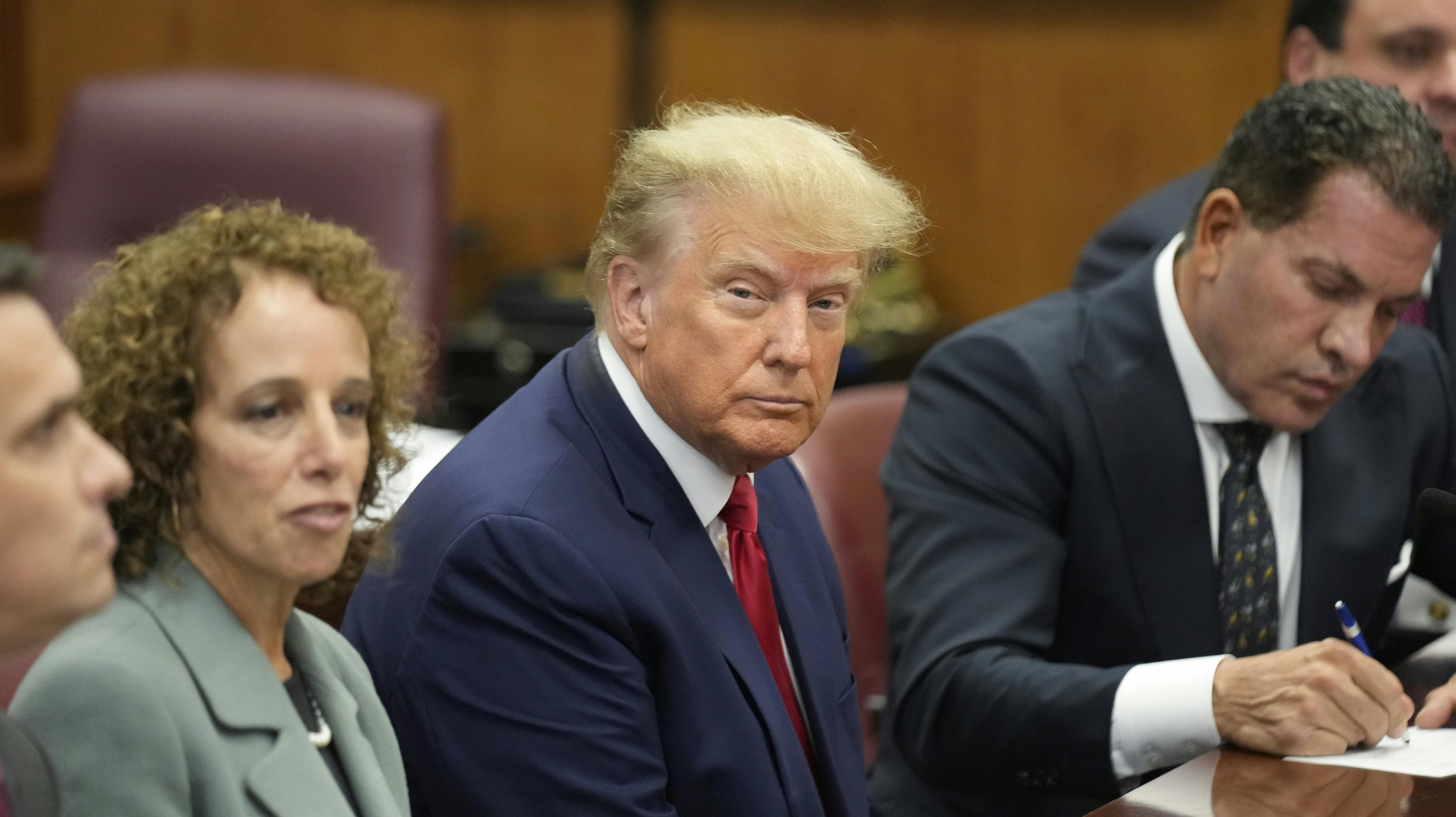 Retssagen var planlagt til at starte 25. april, men Trump ønsker en "afkølingsperiode". 