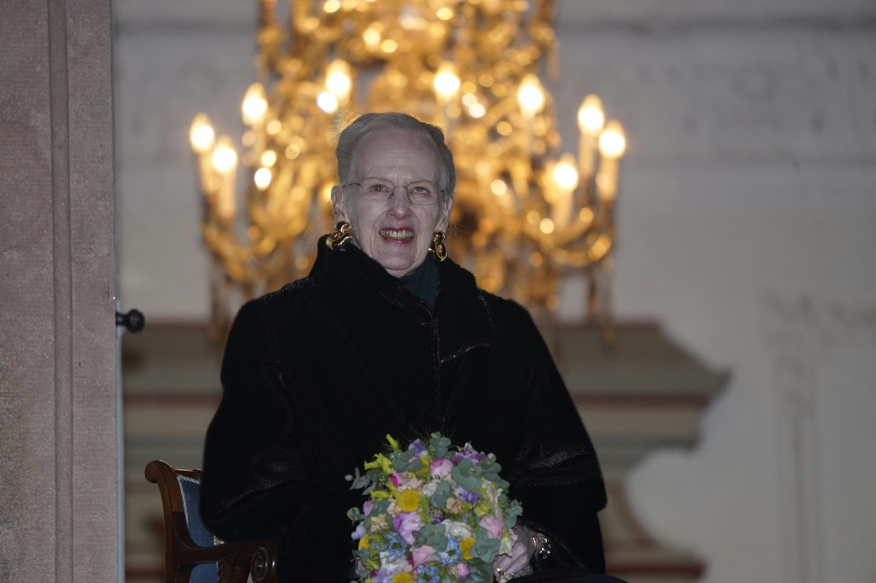 Dronning Margrethe fulgte interesseret med.