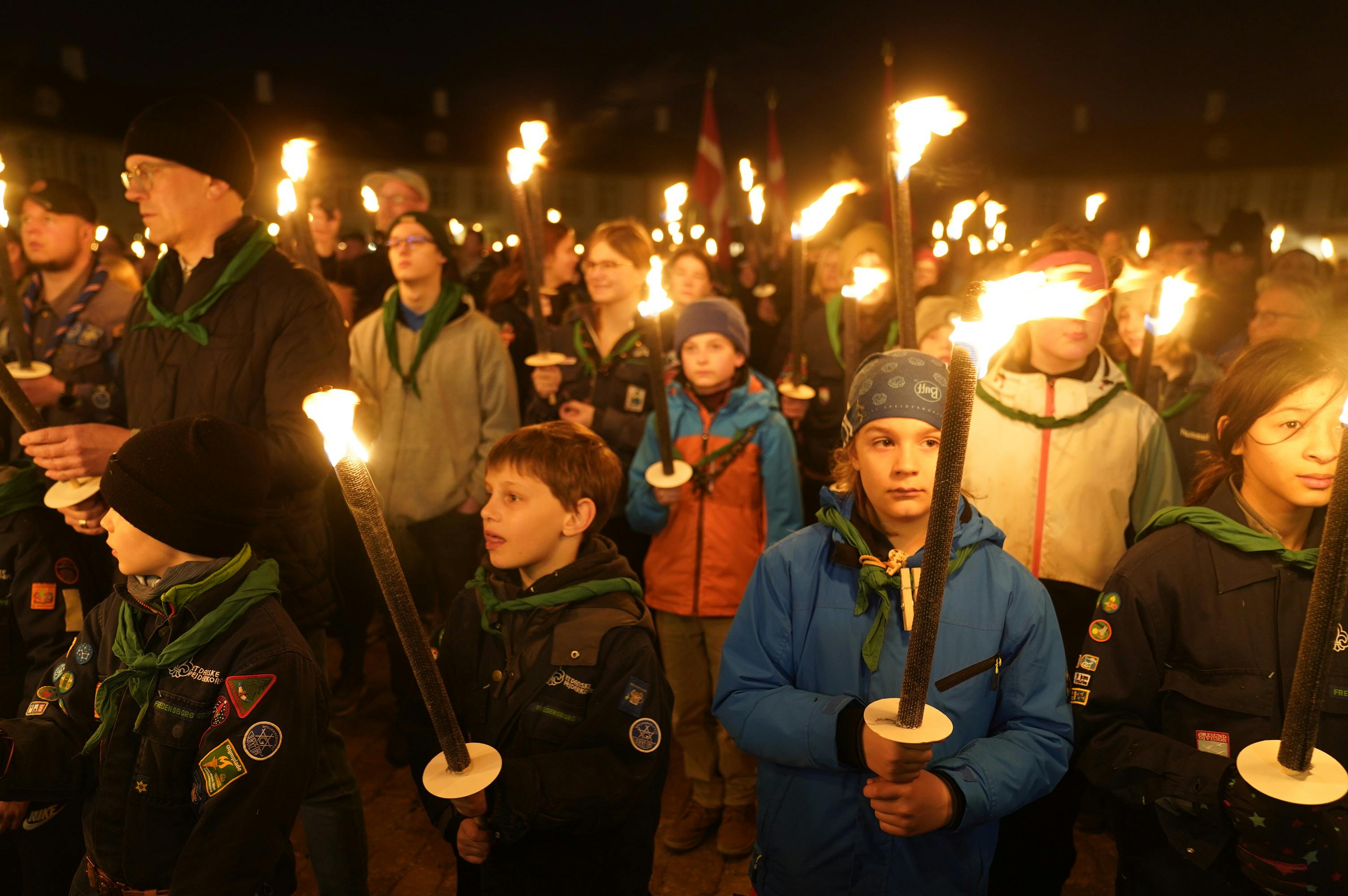 Et stort opbud af lokale borgere var traditionen tro mødt op for at hylde dronningen.