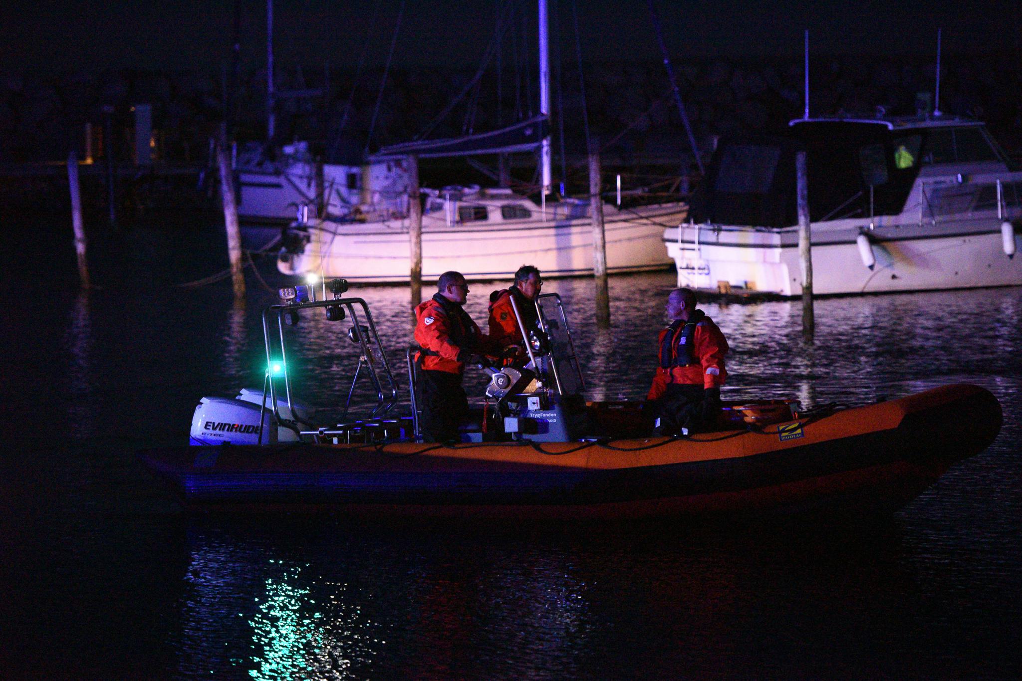 Billeder viser, at både politi og beredskab var stærkt til stede ved havnen. 
