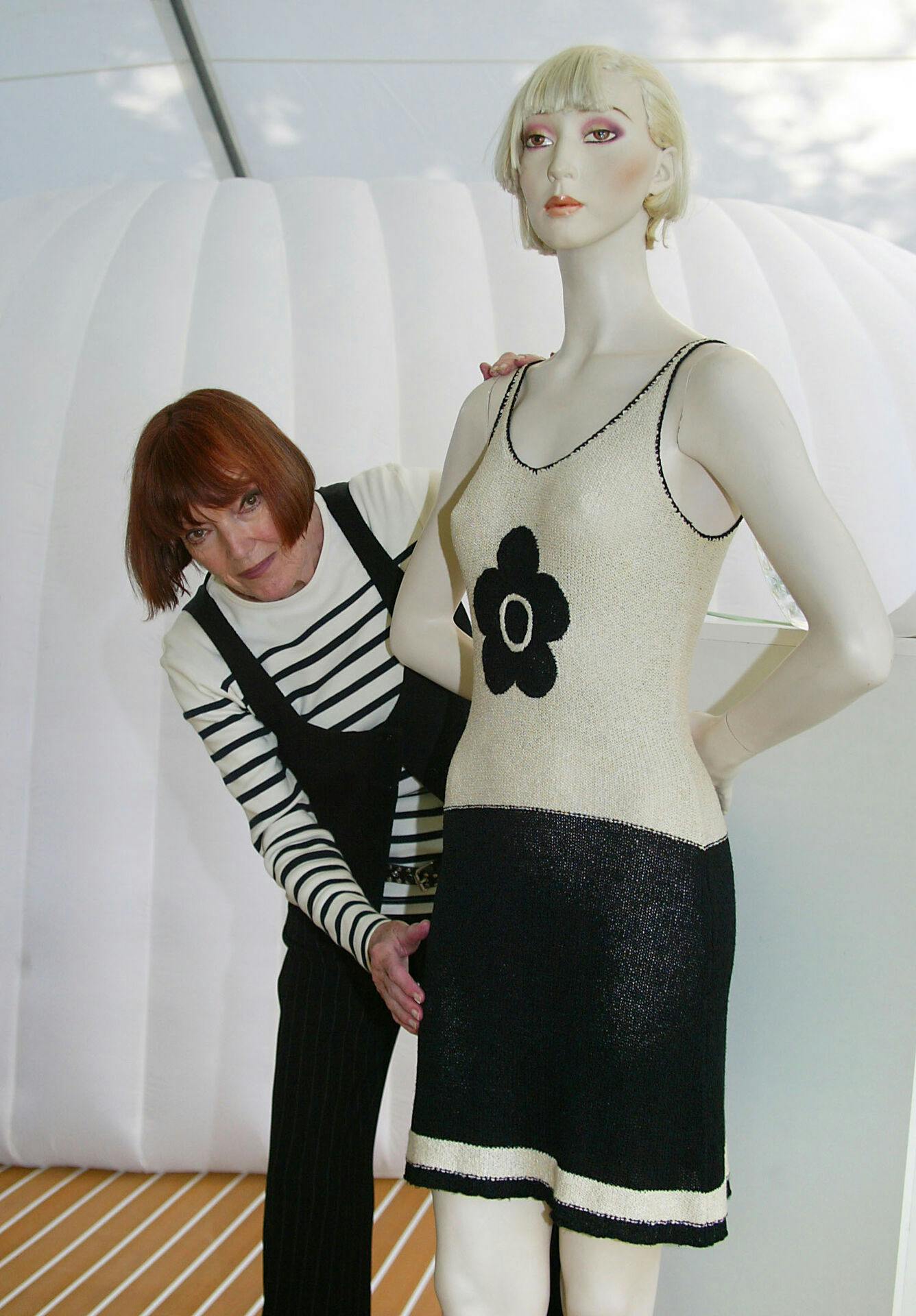 Mary Quant ses her i 2004 med et af sine - for tiden - vovede designs.