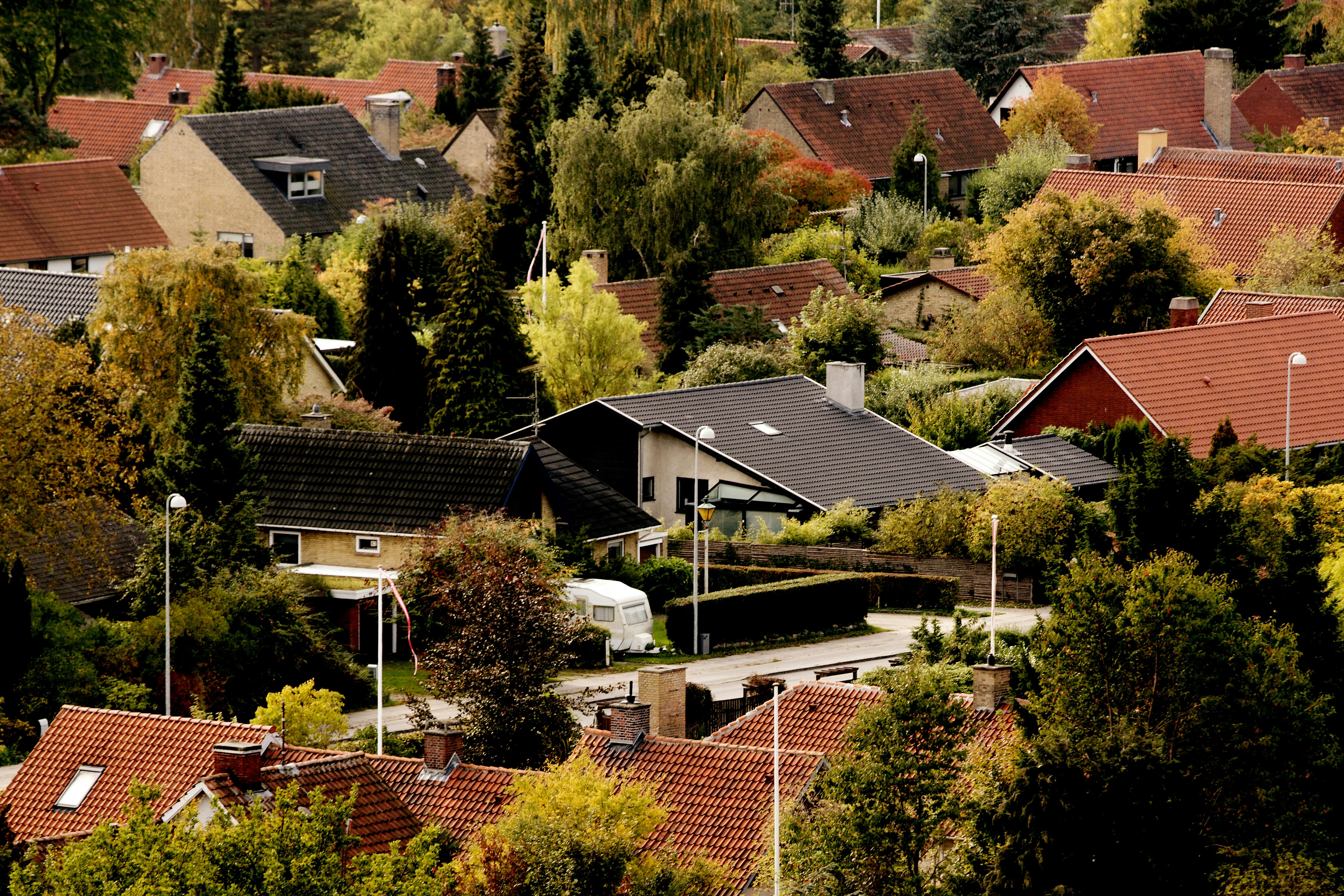 Efter flere måneder med prisfald, viste priserne på boligmarkedet viste i marts små tegn på bedring. (Arkivfoto).