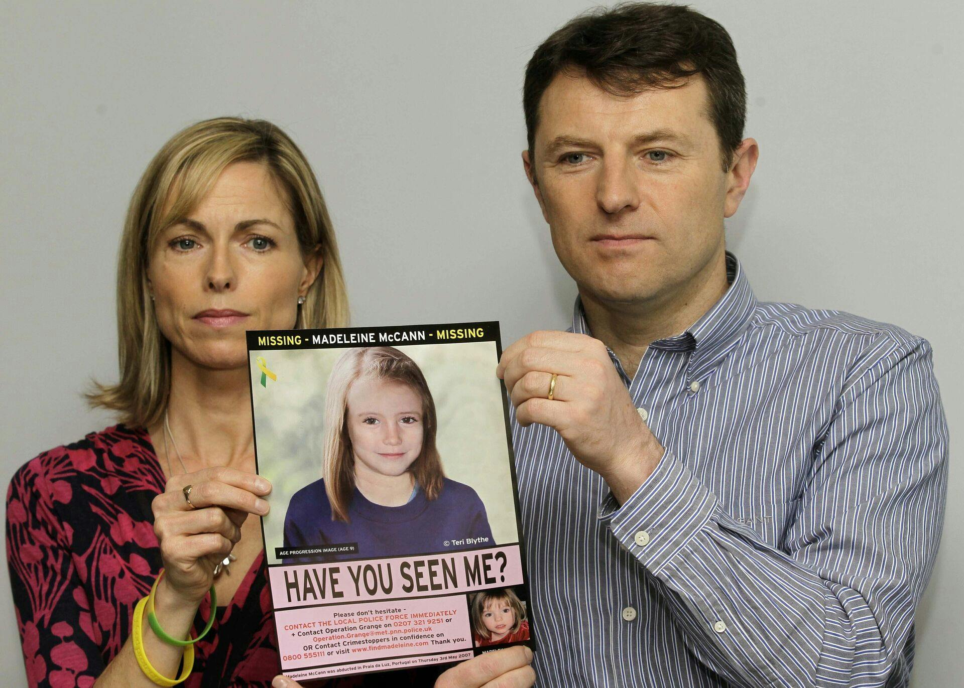 Kate og Gerry McCann med en efterlysning af deres datter, der forsvandt under en ferie til Portugal 3. maj 2007.
