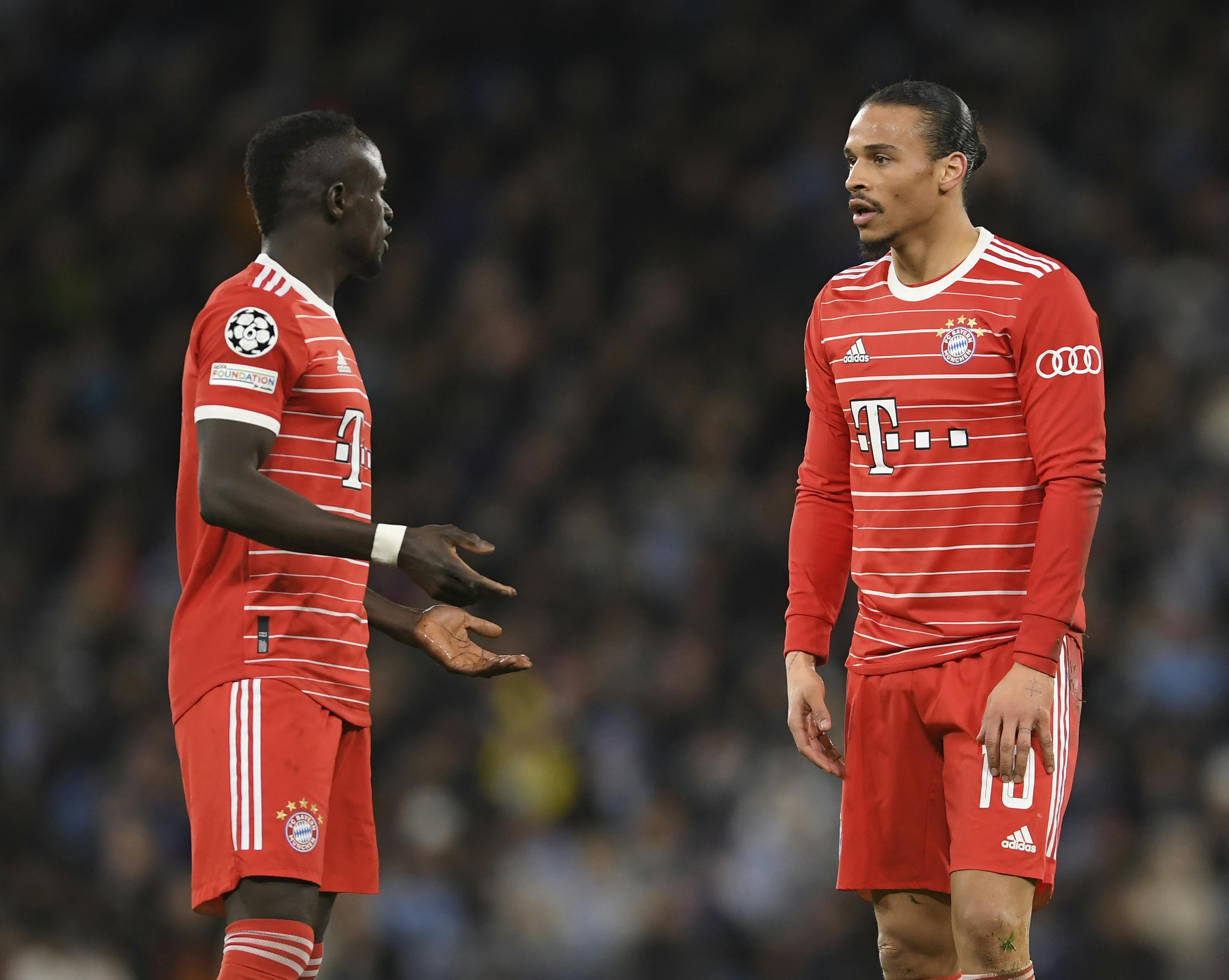 Sadio Mané (tv.) og Leroy Sané (th.) blev også set diskutere flere gange på banen under nederlaget til Manchester City. Det resulterede angiveligt i et slagsmål i omklædningsrummet.