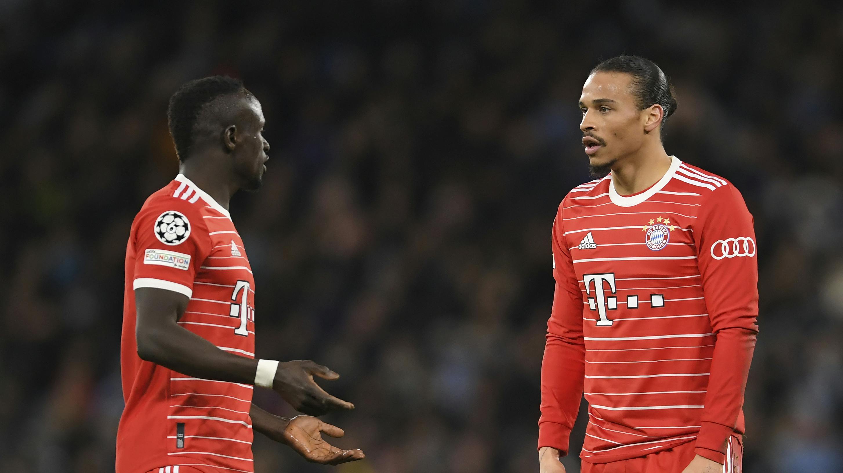 Sadio Mané (tv.) og Leroy Sané (th.) blev også set diskutere flere gange på banen under nederlaget til Manchester City. Det resulterede angiveligt i et slagsmål i omklædningsrummet.