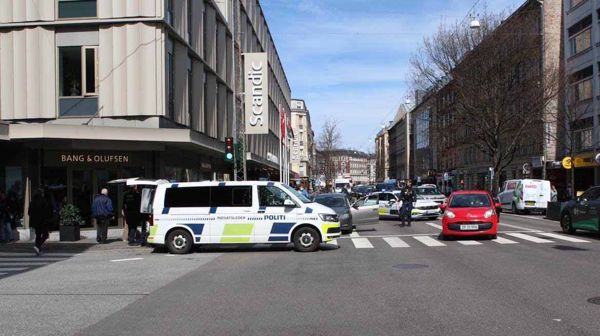 Falkoner Allé på Frederiksberg er torsdag fyldt med politibiler.