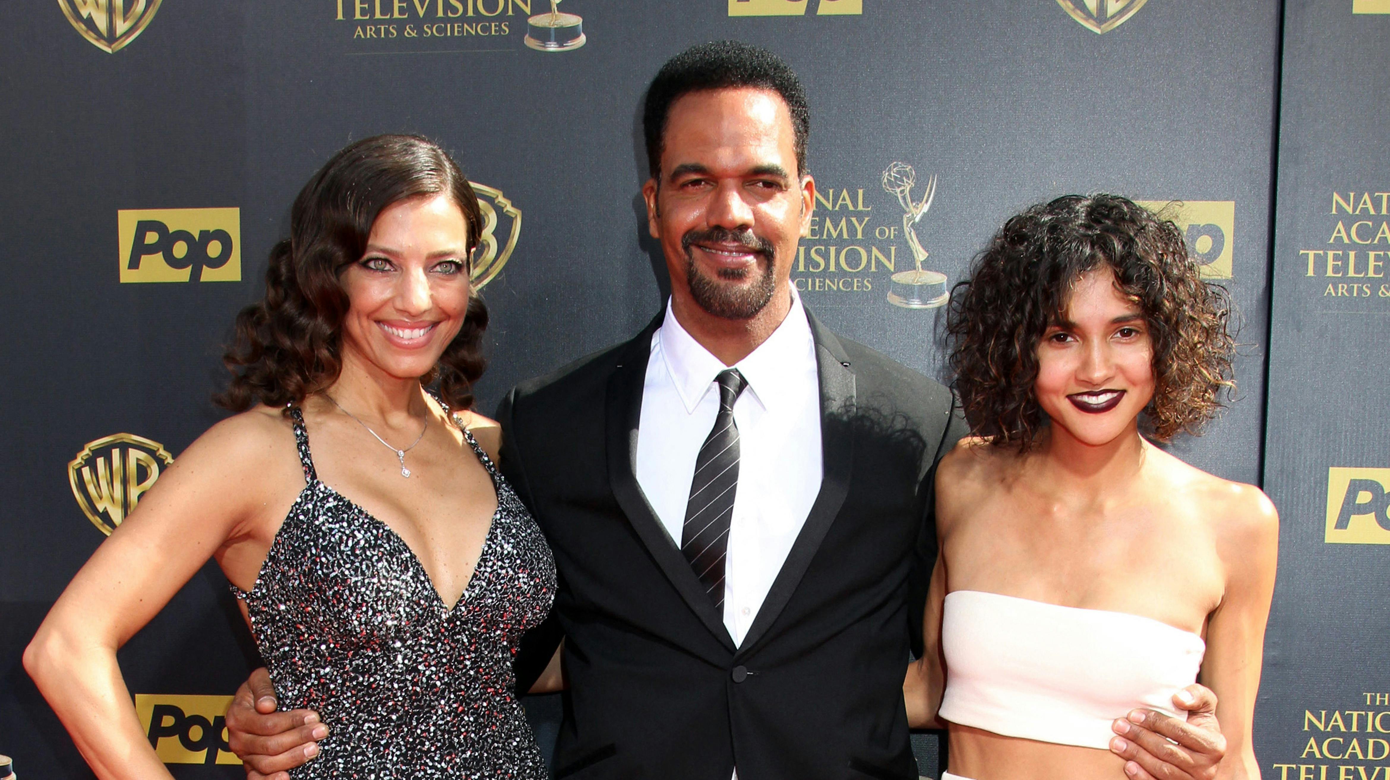 Paris St. John (højre), datter af den afdøde skuespiller Kristoff St. John (midten), er blevet anholdt.