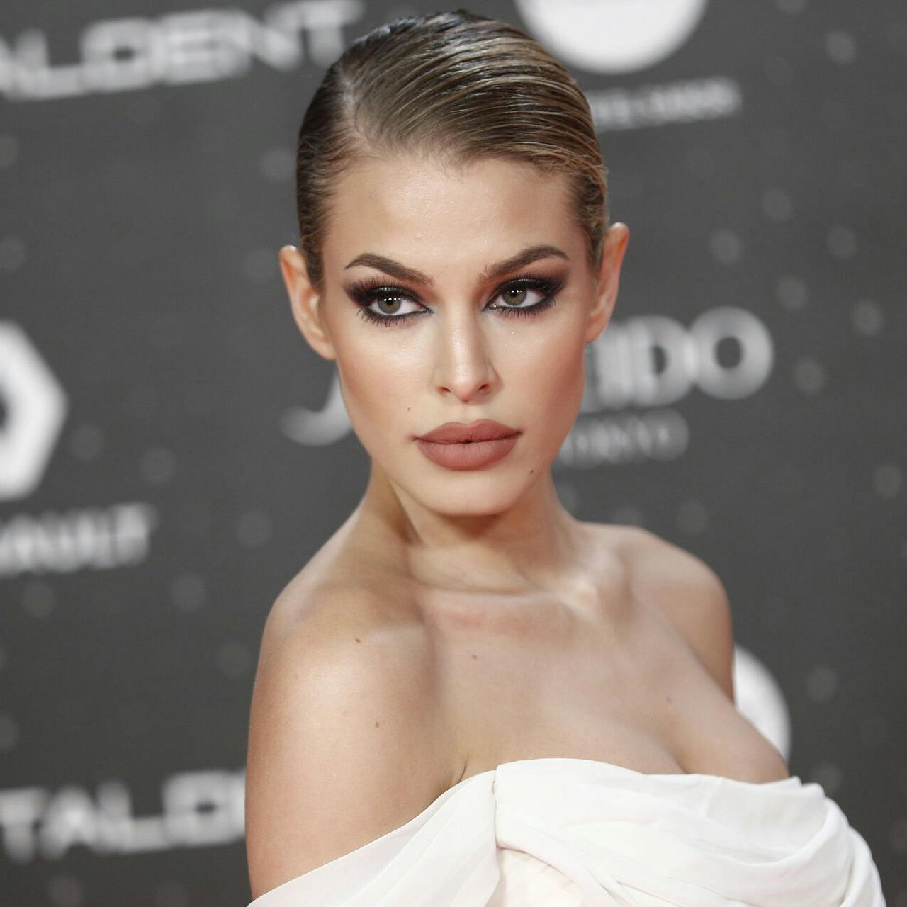 Jessica Goicoechea, der danner par med fodboldstjernen Marc Bartra, viser formerne og brystpiercingen frem. 