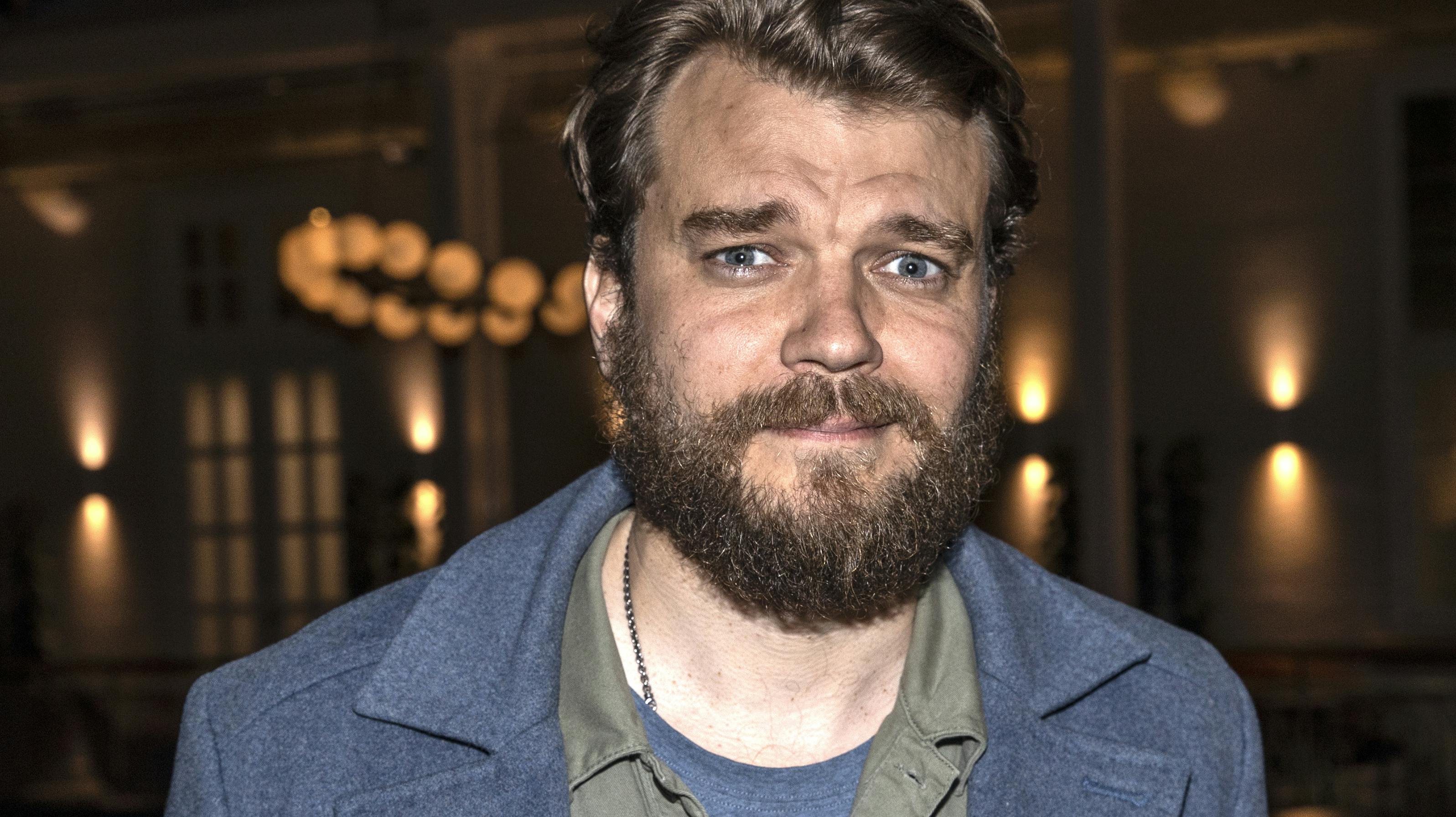 Pilou Asbæk vil give en god oplevelse til den rengøringsmedarbejder, der onsdag nat, blev overfuset på Nørreports metrostation.