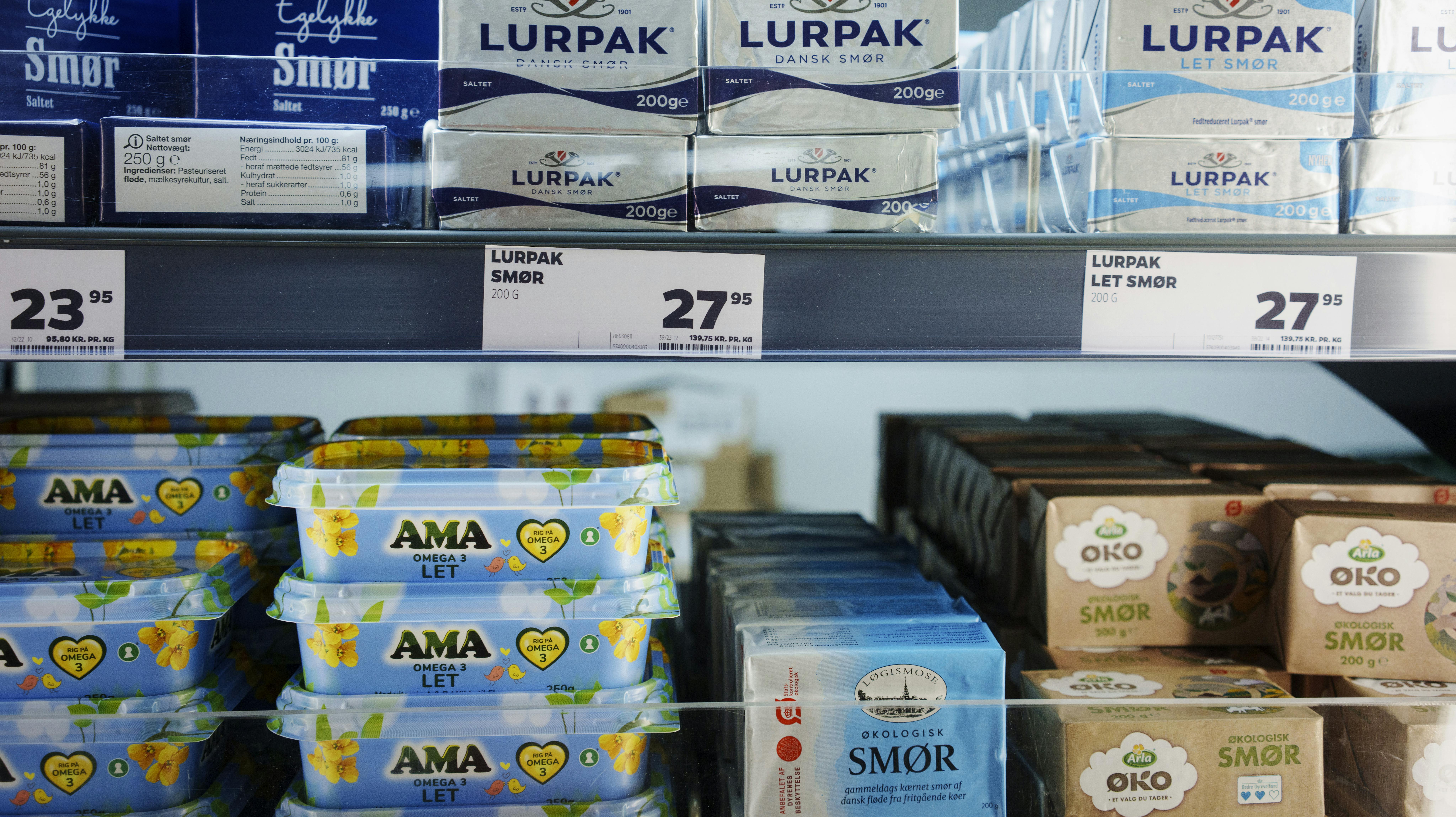 Det er generelt mejeriprodukter som smør, mælk og ost, der bliver billigere