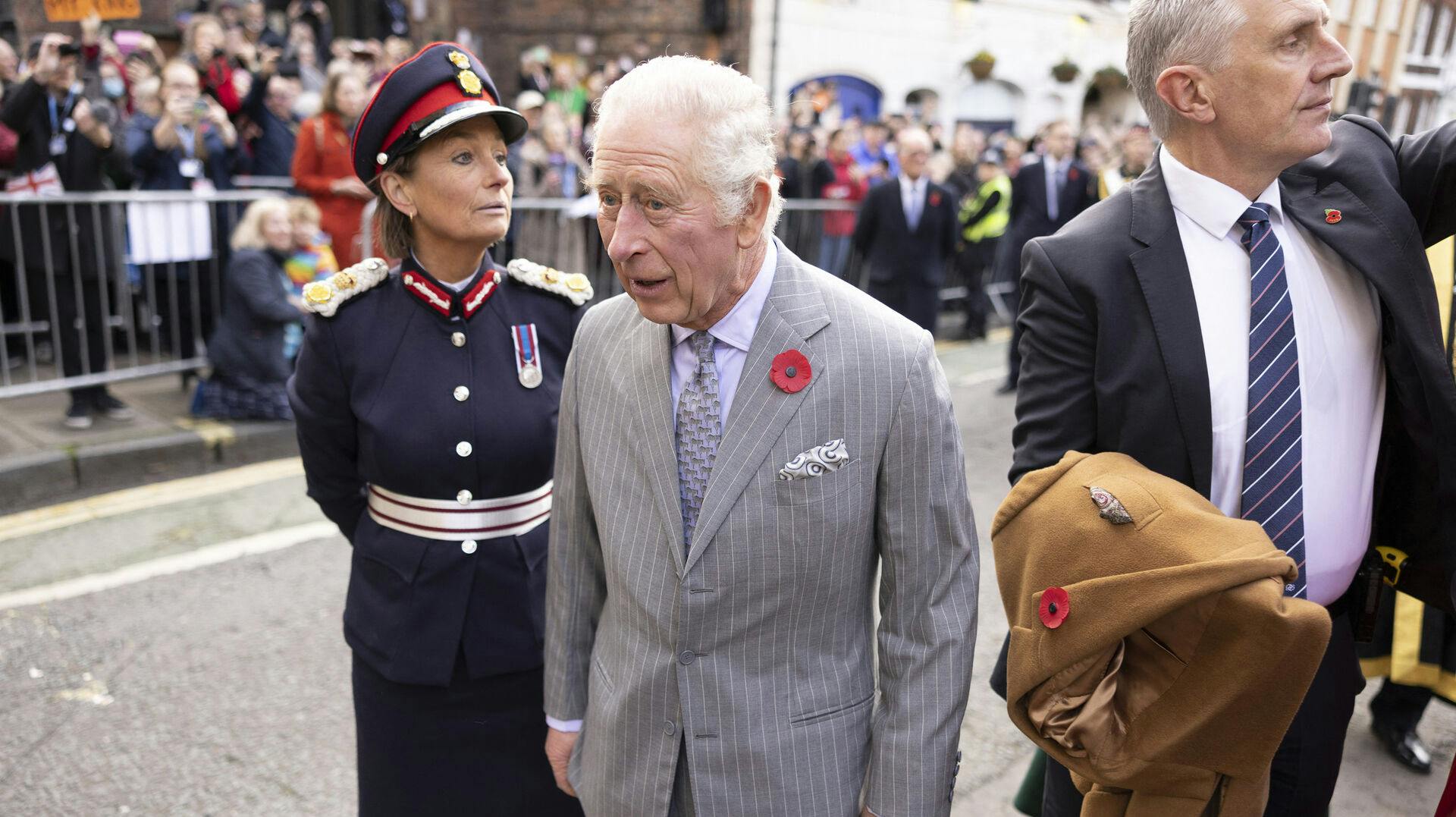 Sådan så kong Charles ud, efter der blev kastet æg efter ham 9. november 2022. Nu er gerningsmanden dømt. 