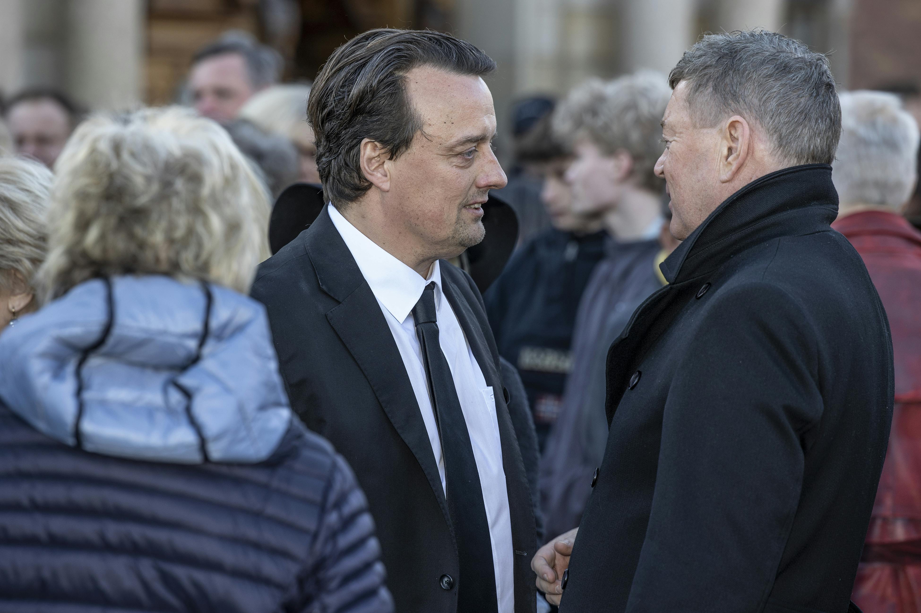 Her taler Peter Frödin med Britt Bendixens søn Niclas til Britt Bendixens bisættelse. 