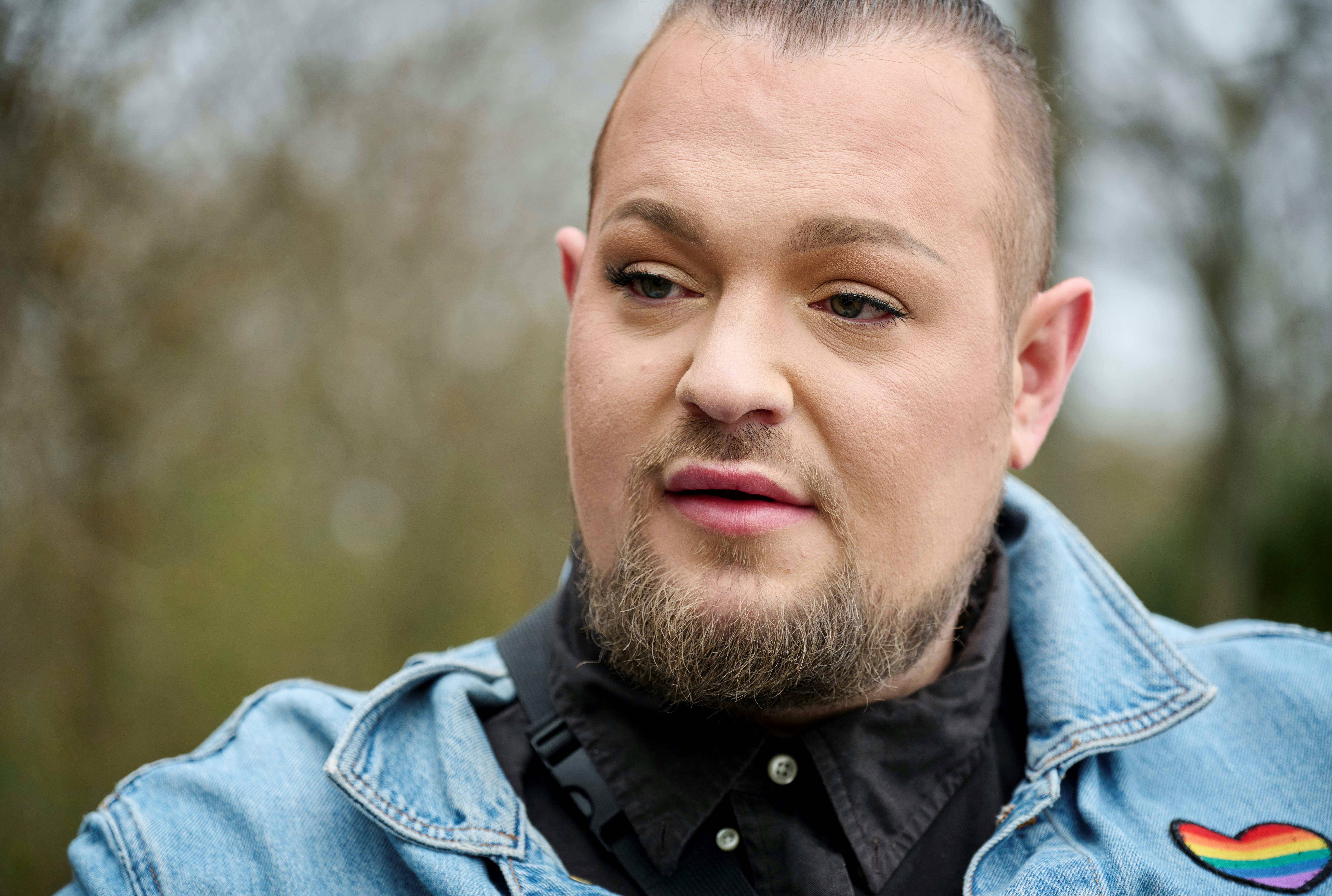 - Jeg tror, det var den psykiske vold. Jeg var overbevist om, at jeg ikke kunne få noget bedre, jeg var ikke mere værd, forklarer Niels Laigaard om årsagen til, at han blev i det dårlige forhold i så lang tid.