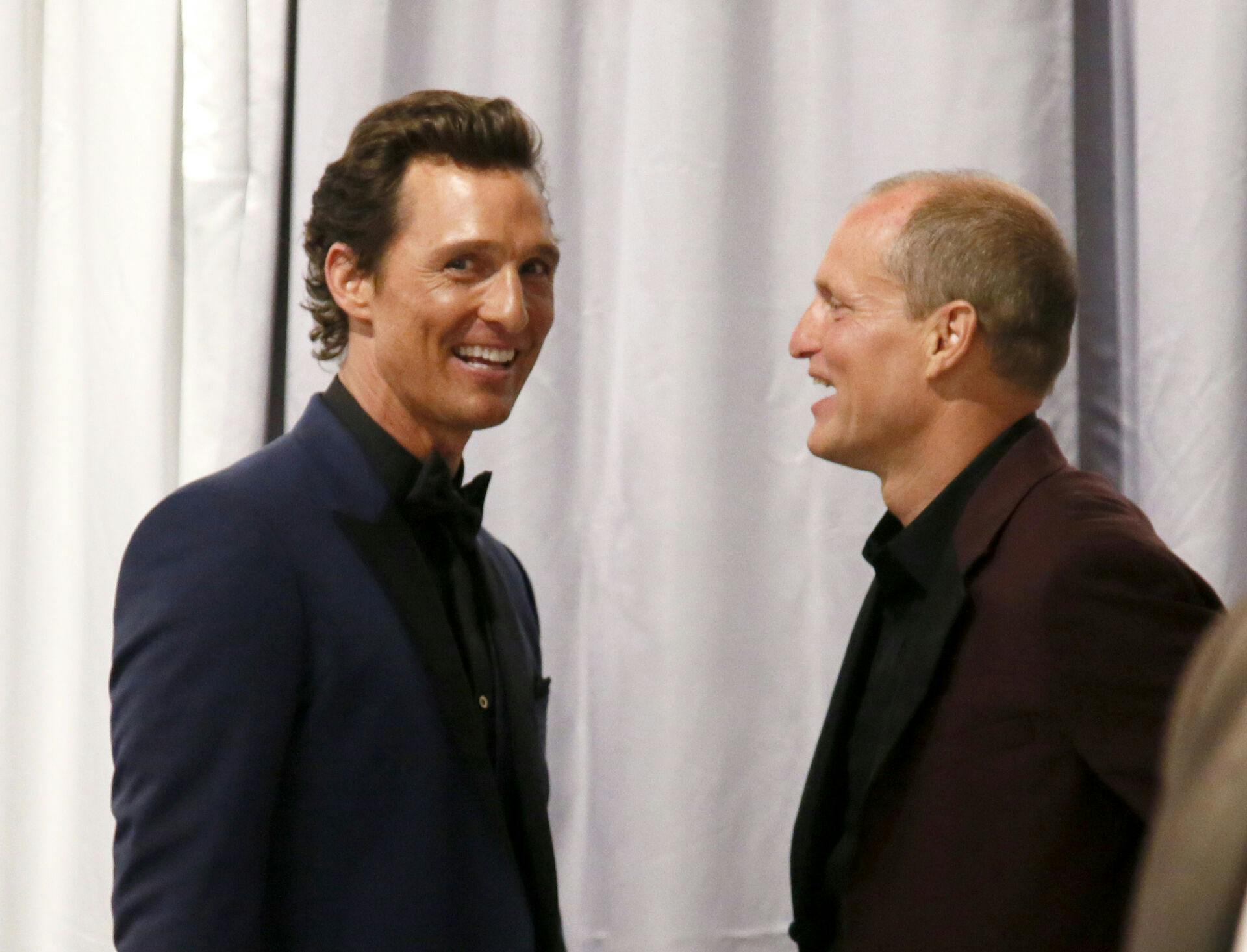 Matthew McConaughey afslører, at hans mor i sin tid havde sex med Woody Harrelsons far, og at de to skuespillere derfor muligvis er brødre.